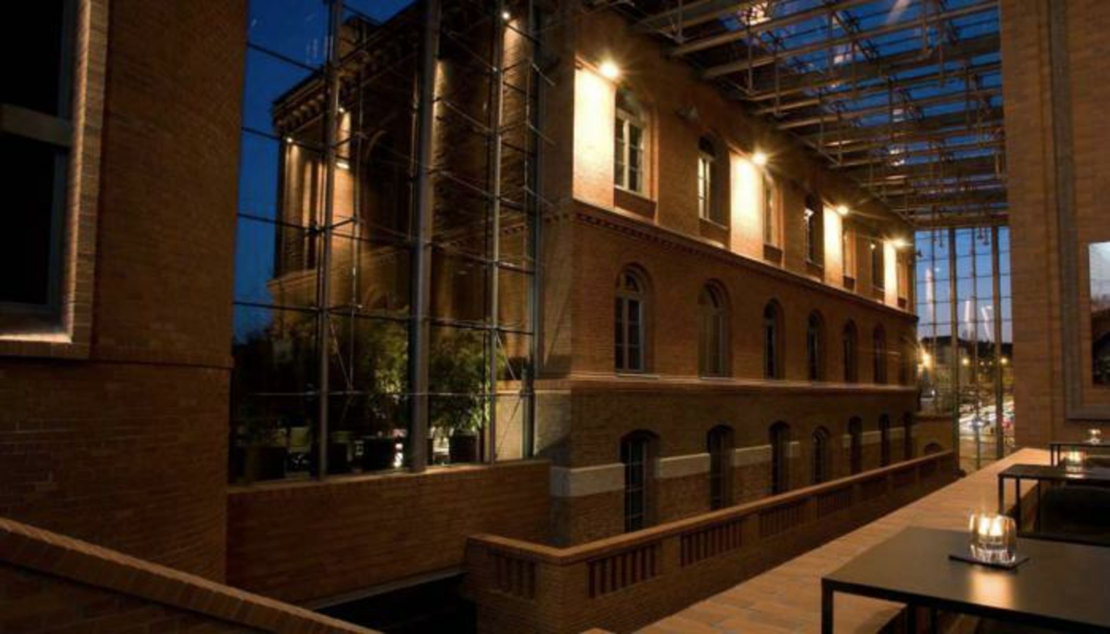 Hotel Blow Up Hall 5050