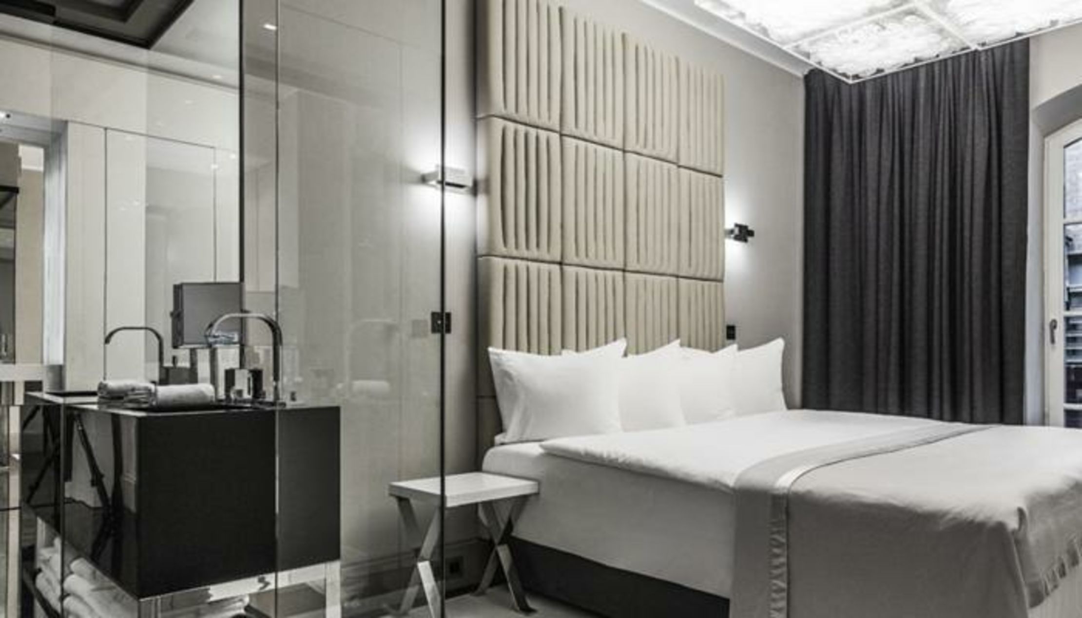 Hotel Blow Up Hall 5050