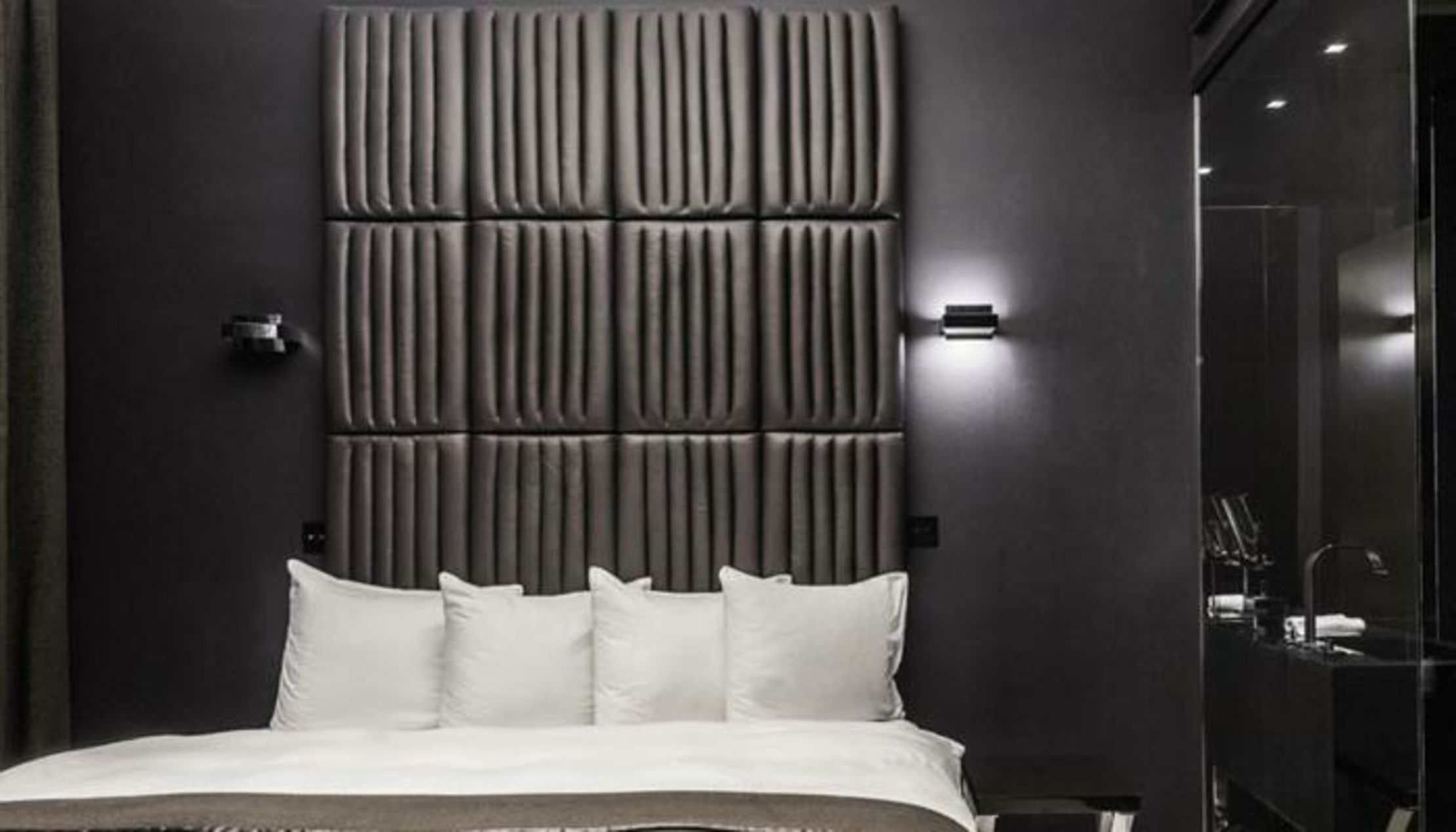 Hotel Blow Up Hall 5050