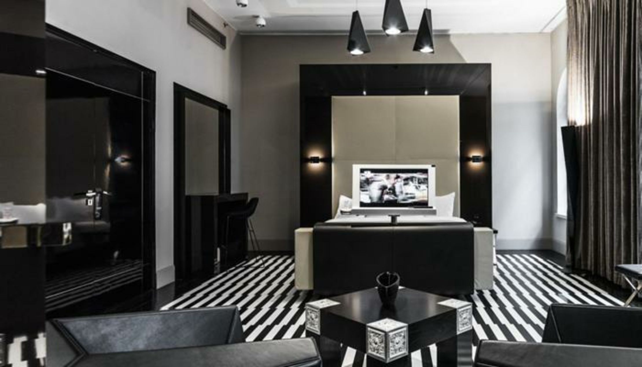 Hotel Blow Up Hall 5050