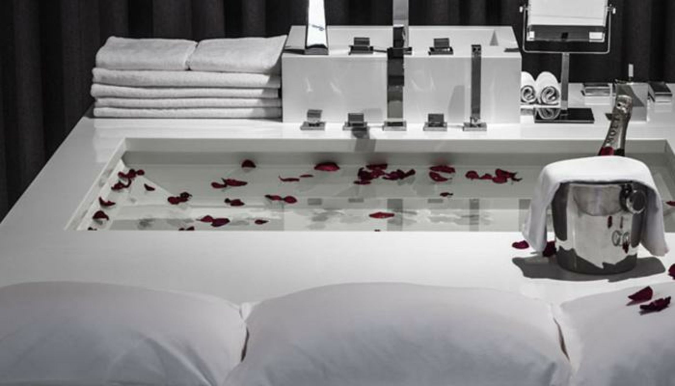 Hotel Blow Up Hall 5050