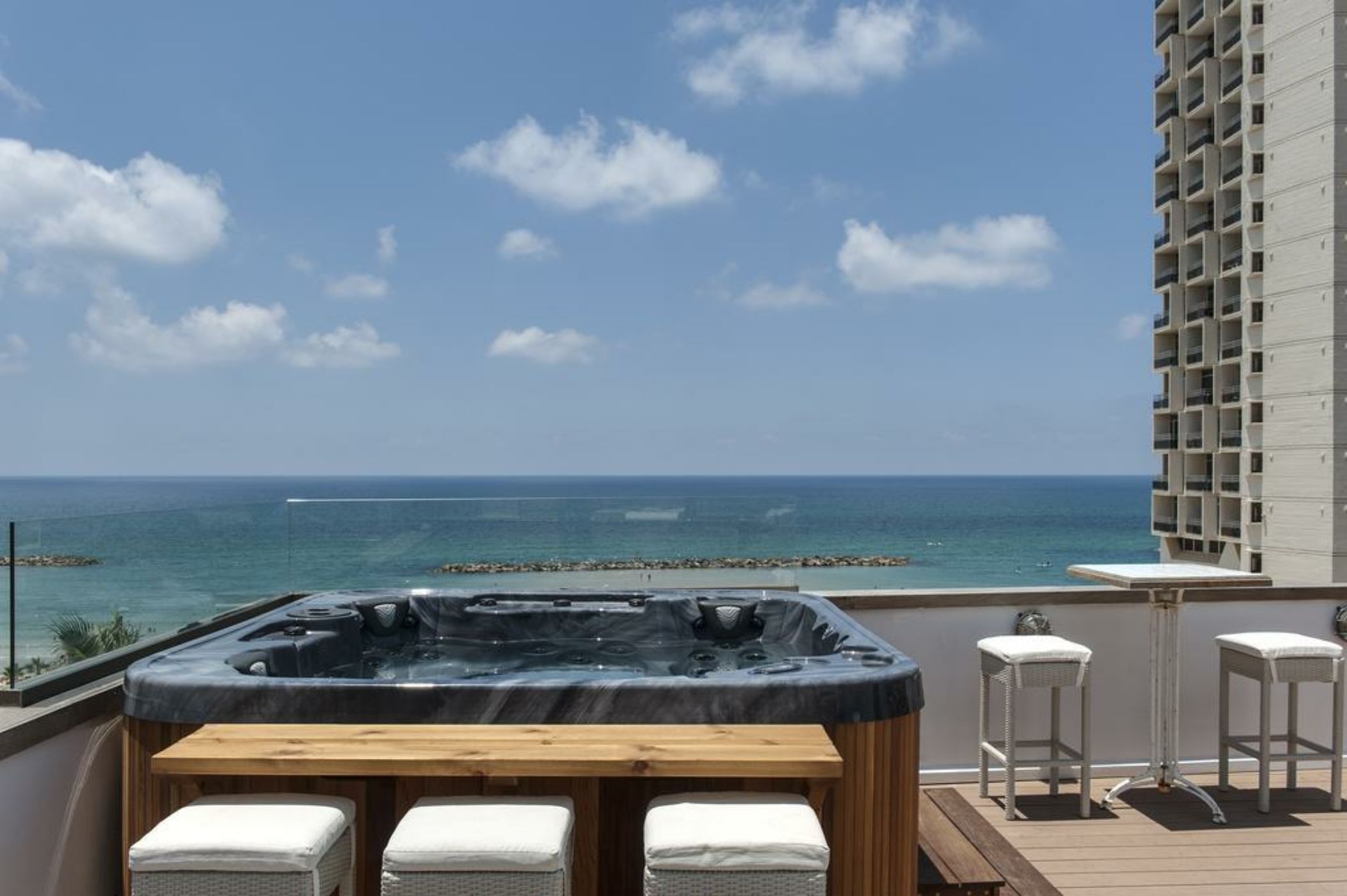 Gordon Hotel & Lounge