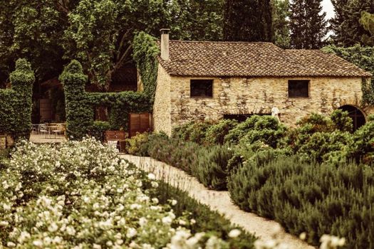 Le Galinier, Lourmarin, an authentic Beaumier Guesthouse