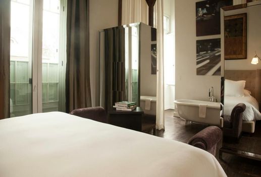 Hotel B