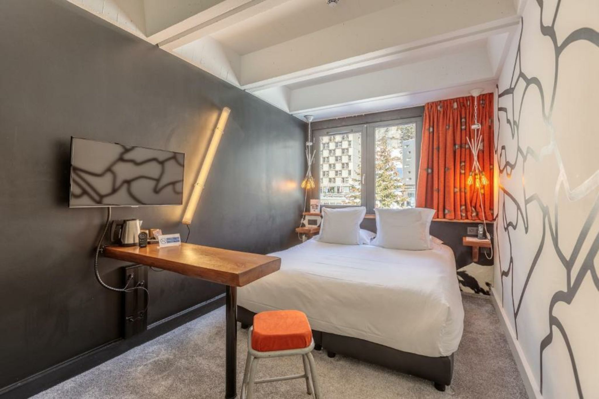 Totem, Friendly Hotel