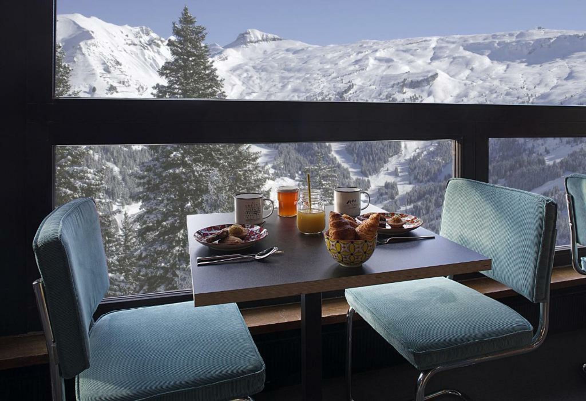 Totem, Friendly Hotel