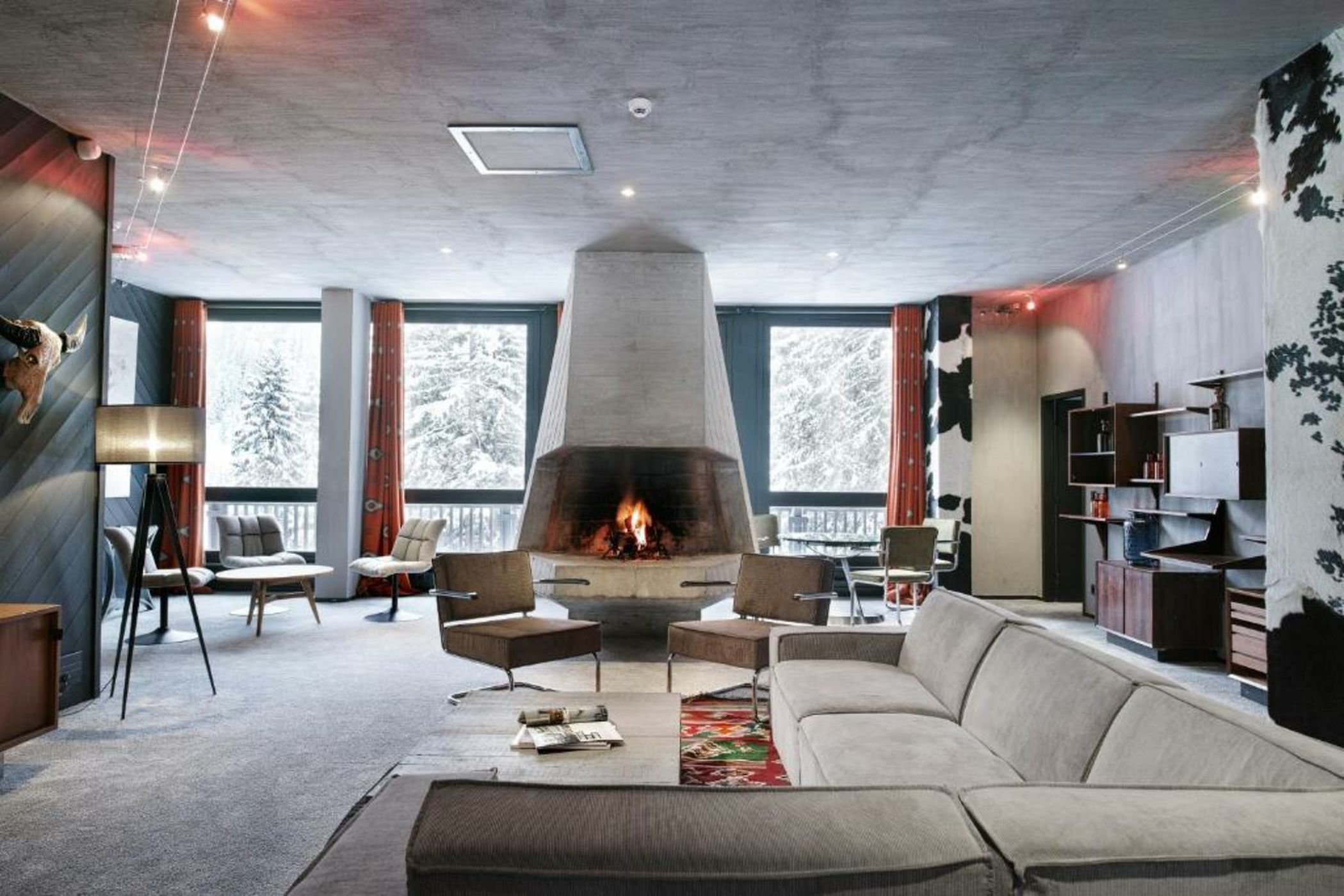 Totem, Friendly Hotel