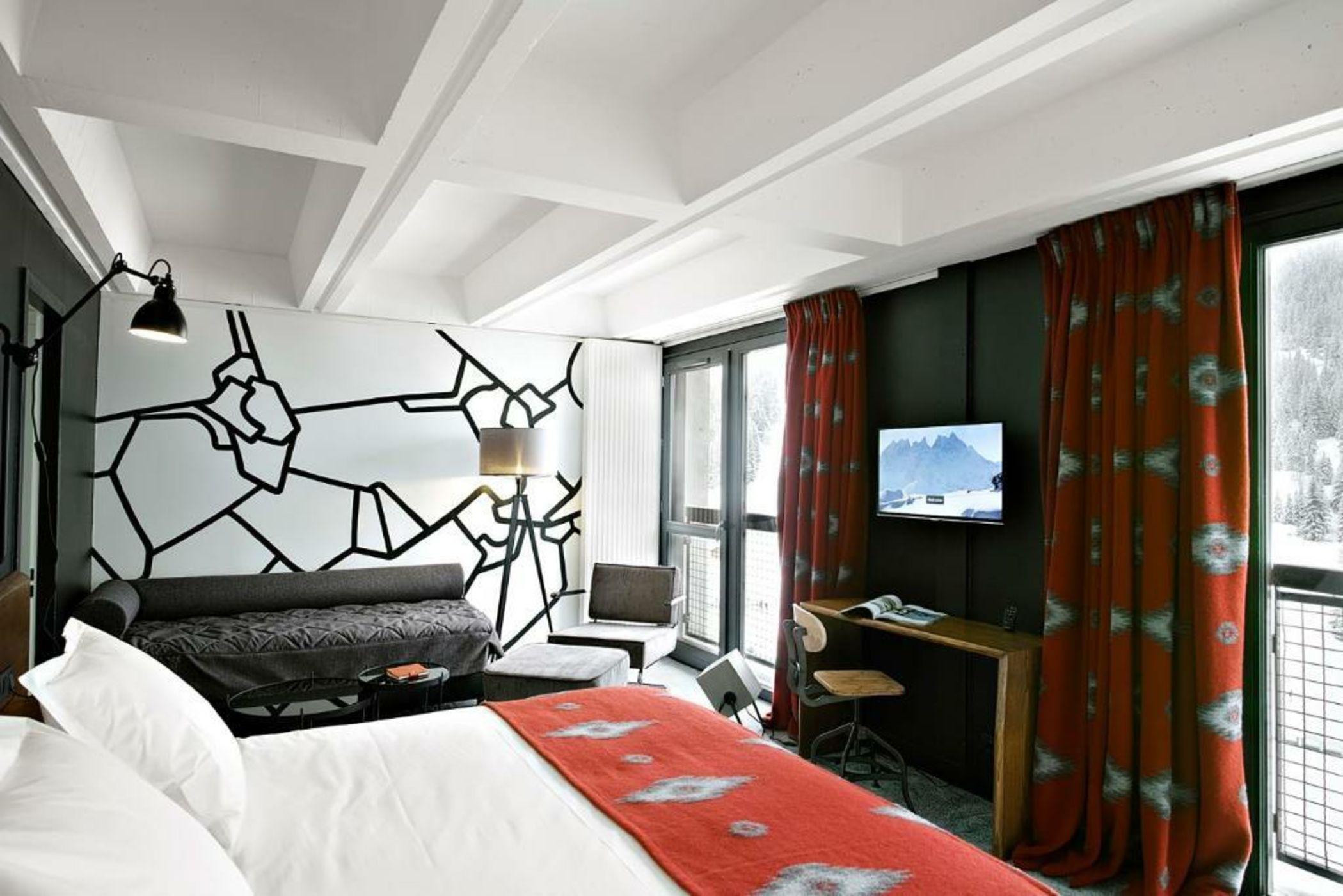 Totem, Friendly Hotel