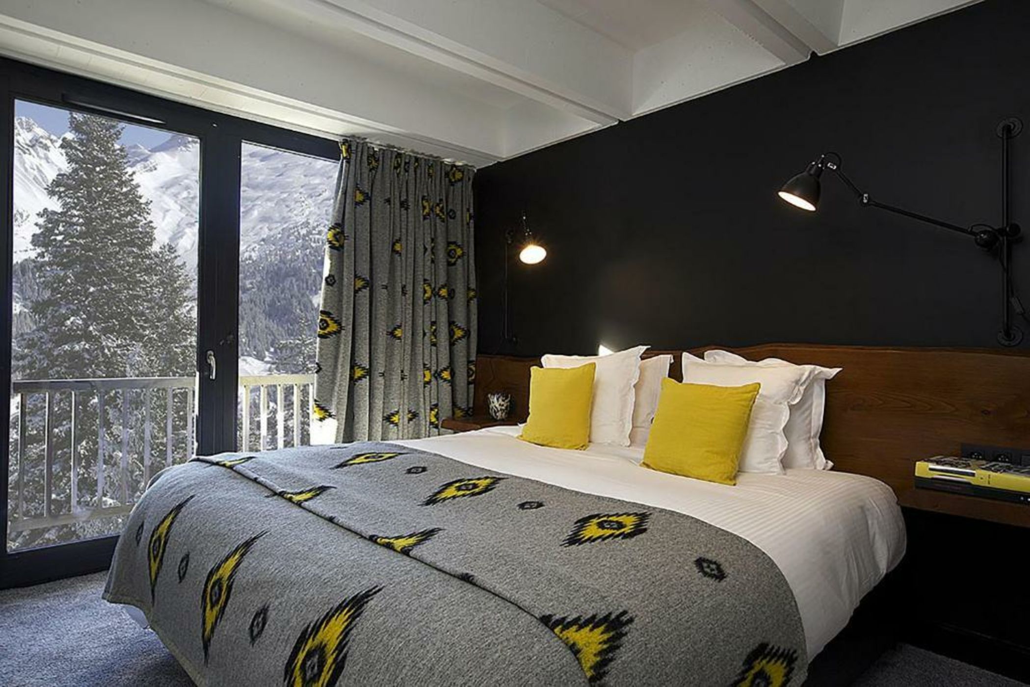 Totem, Friendly Hotel