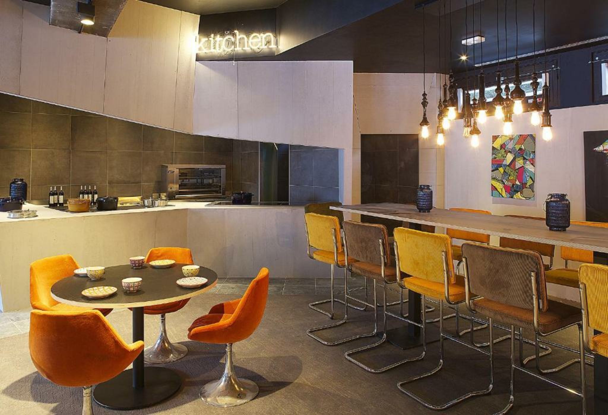 Totem, Friendly Hotel