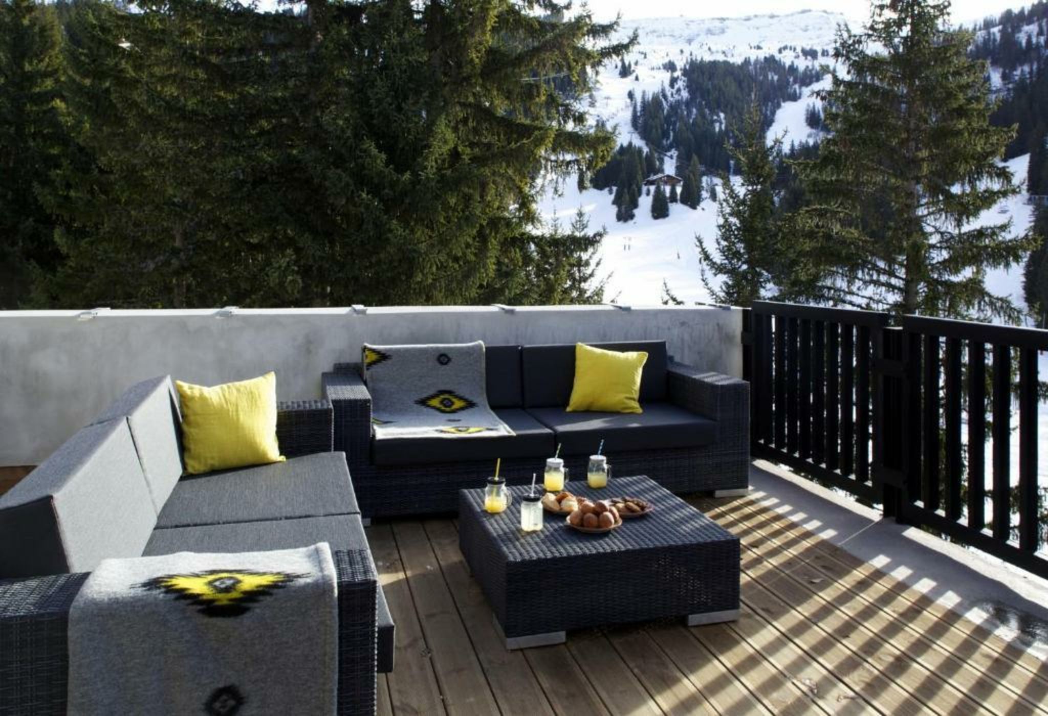 Totem, Friendly Hotel