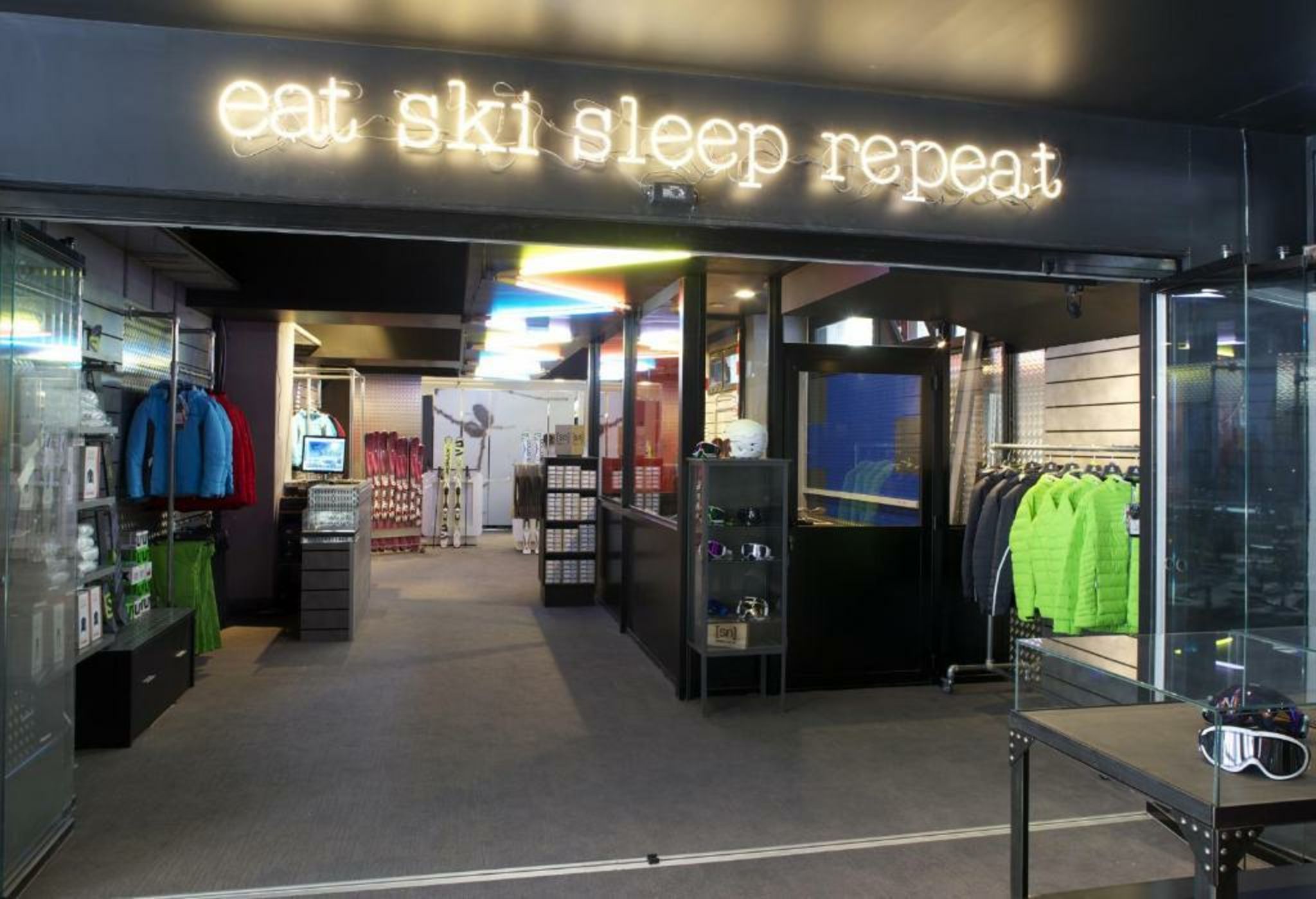 Totem, Friendly Hotel