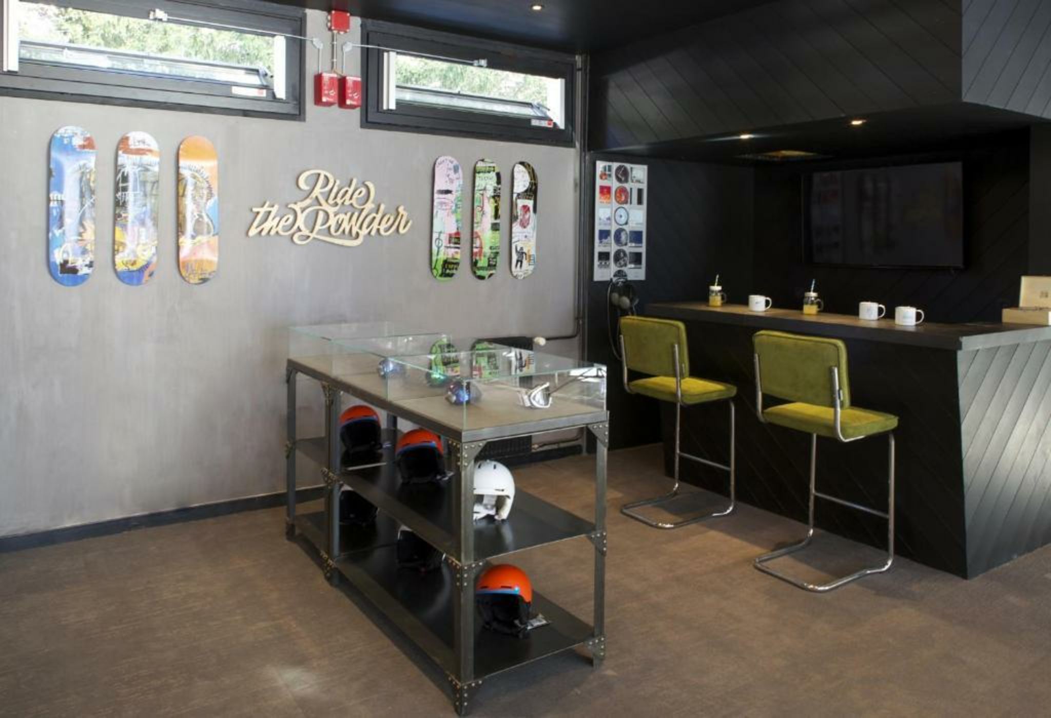 Totem, Friendly Hotel