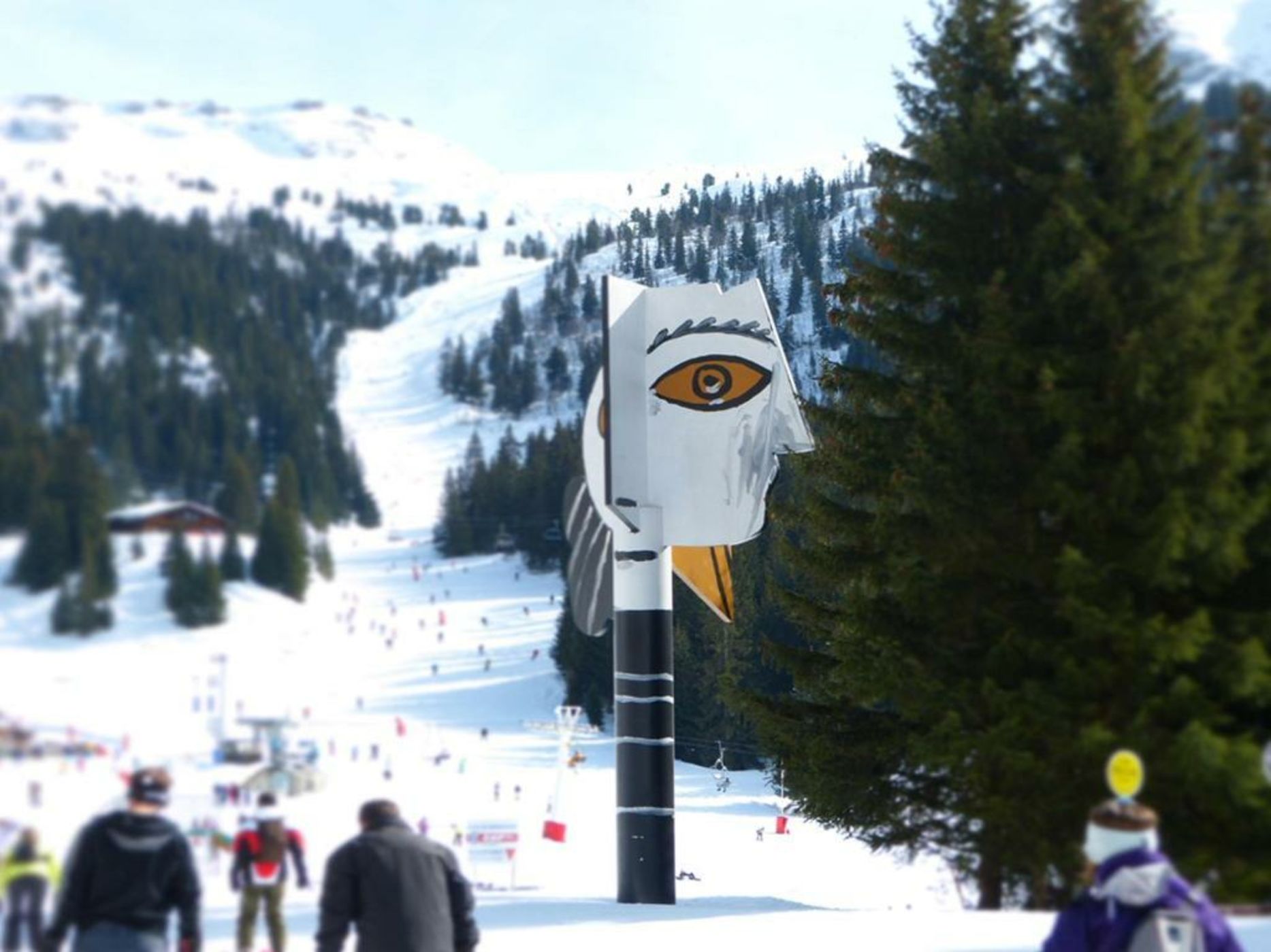 Totem, Friendly Hotel