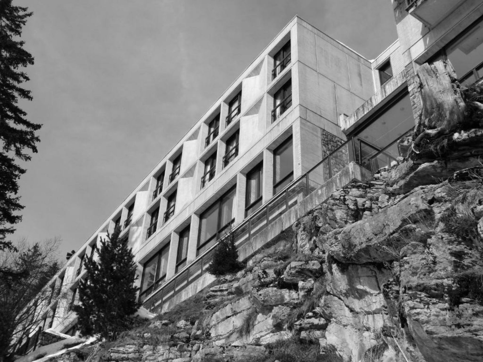 Totem, Friendly Hotel