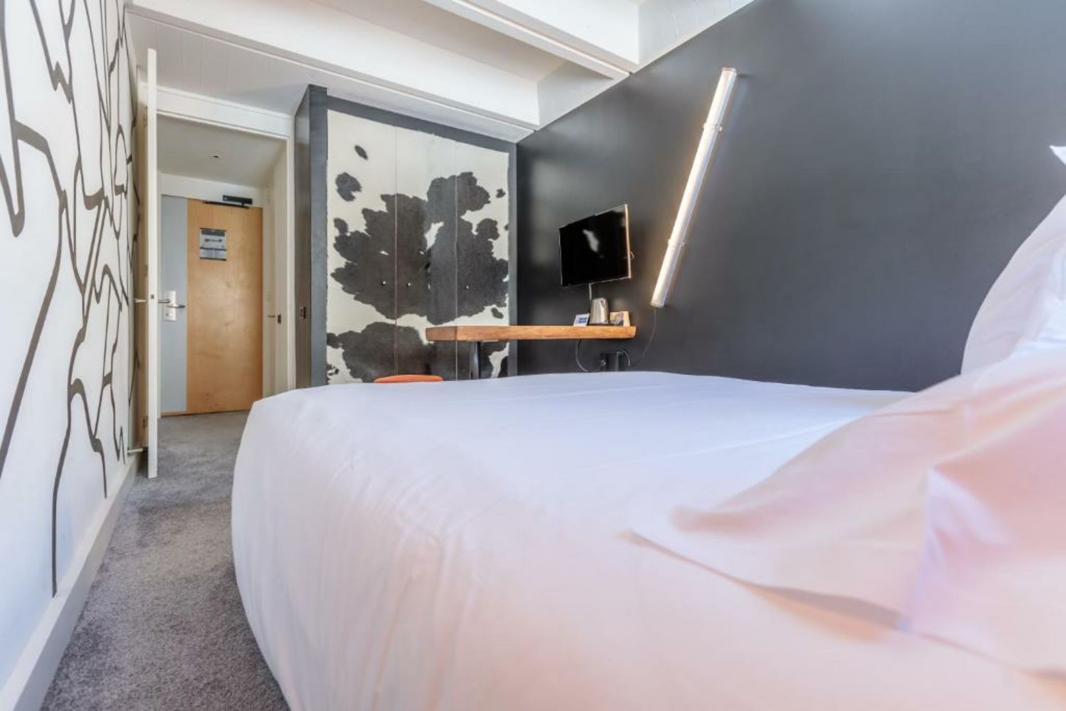 Totem, Friendly Hotel