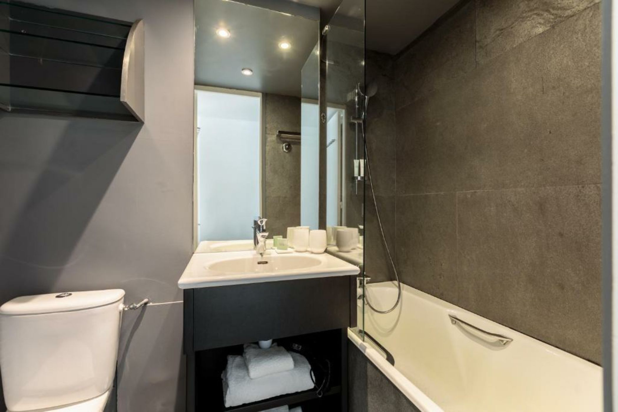 Totem, Friendly Hotel