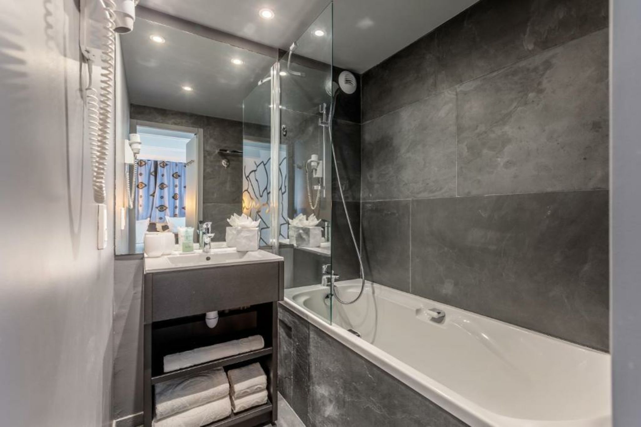 Totem, Friendly Hotel