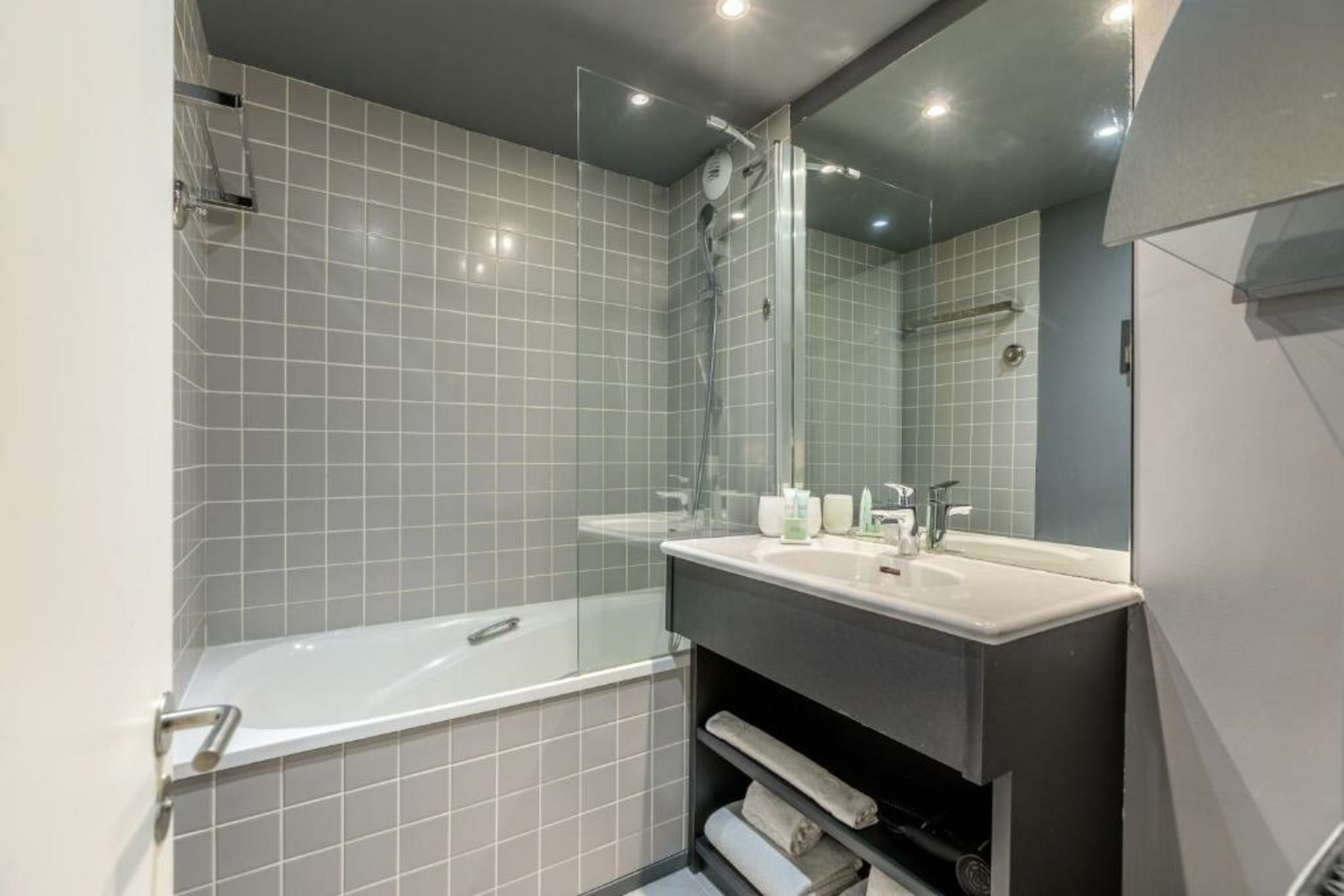 Totem, Friendly Hotel