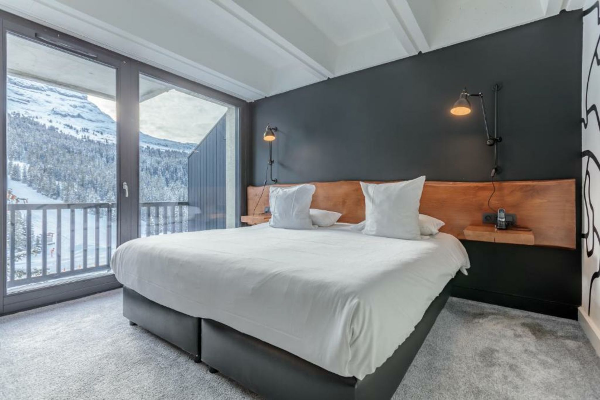 Totem, Friendly Hotel