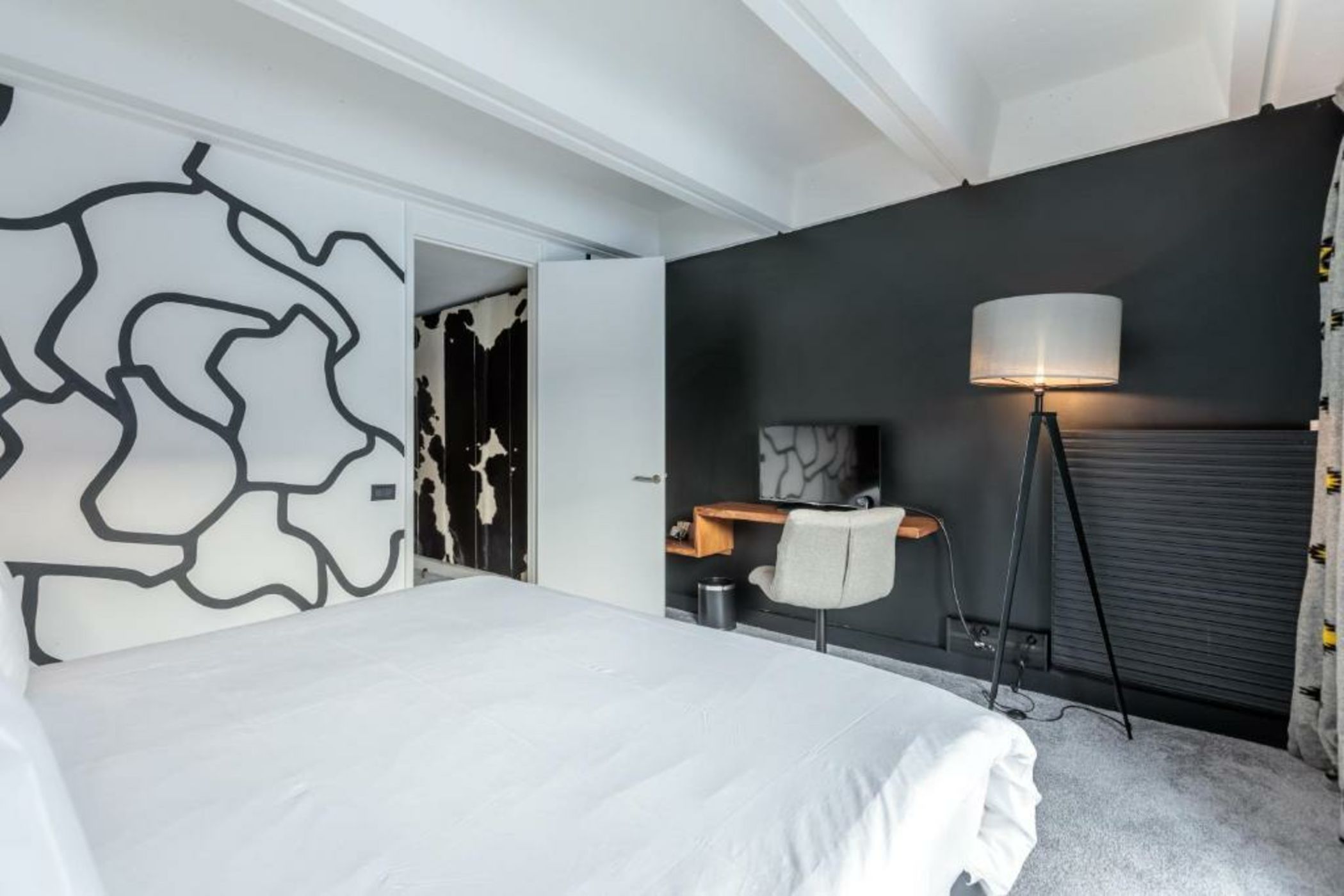 Totem, Friendly Hotel