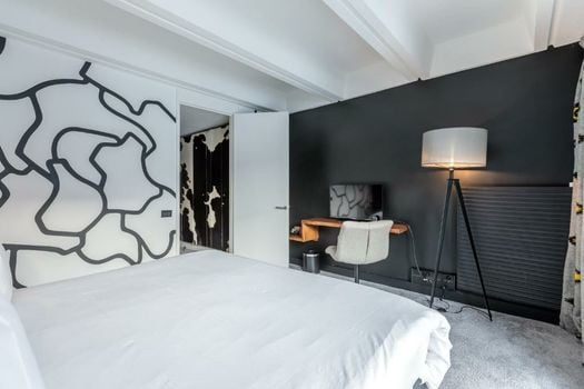 Totem, Friendly Hotel