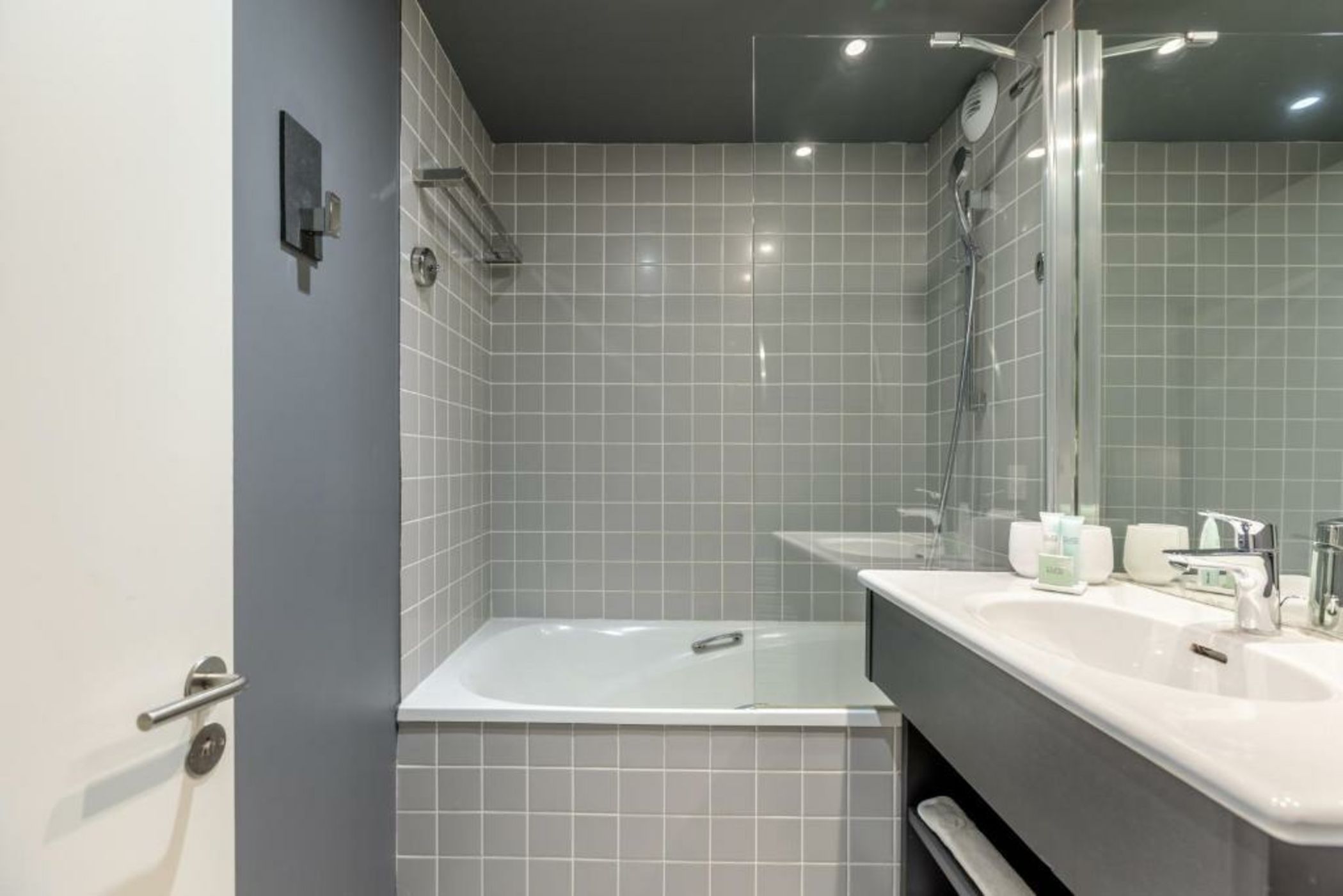 Totem, Friendly Hotel