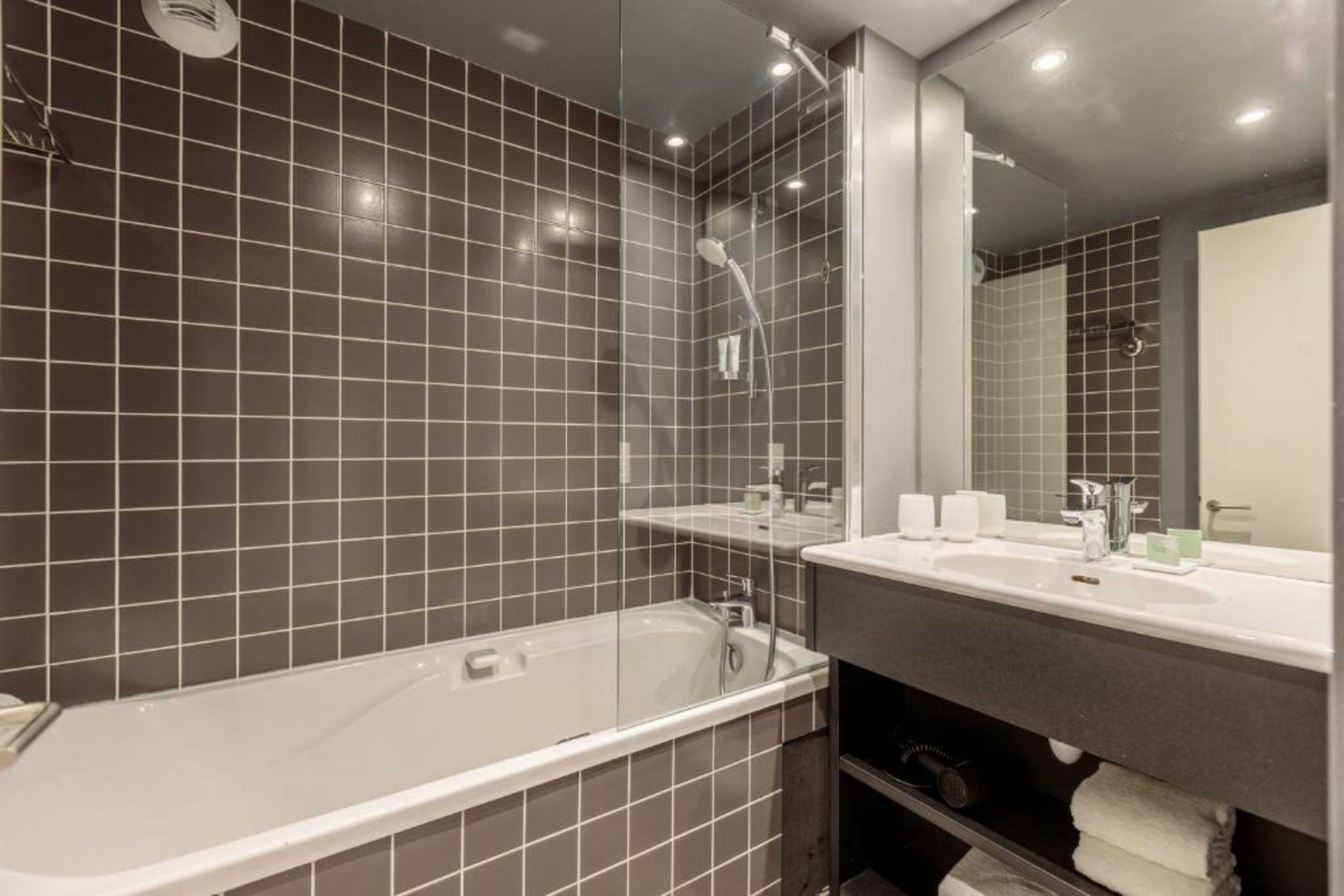 Totem, Friendly Hotel