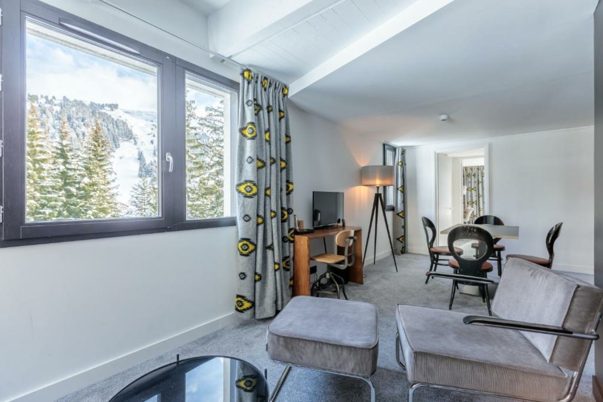 Totem, Friendly Hotel