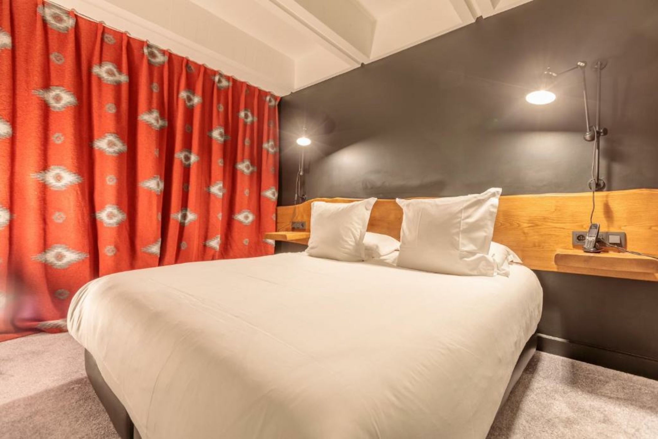 Totem, Friendly Hotel