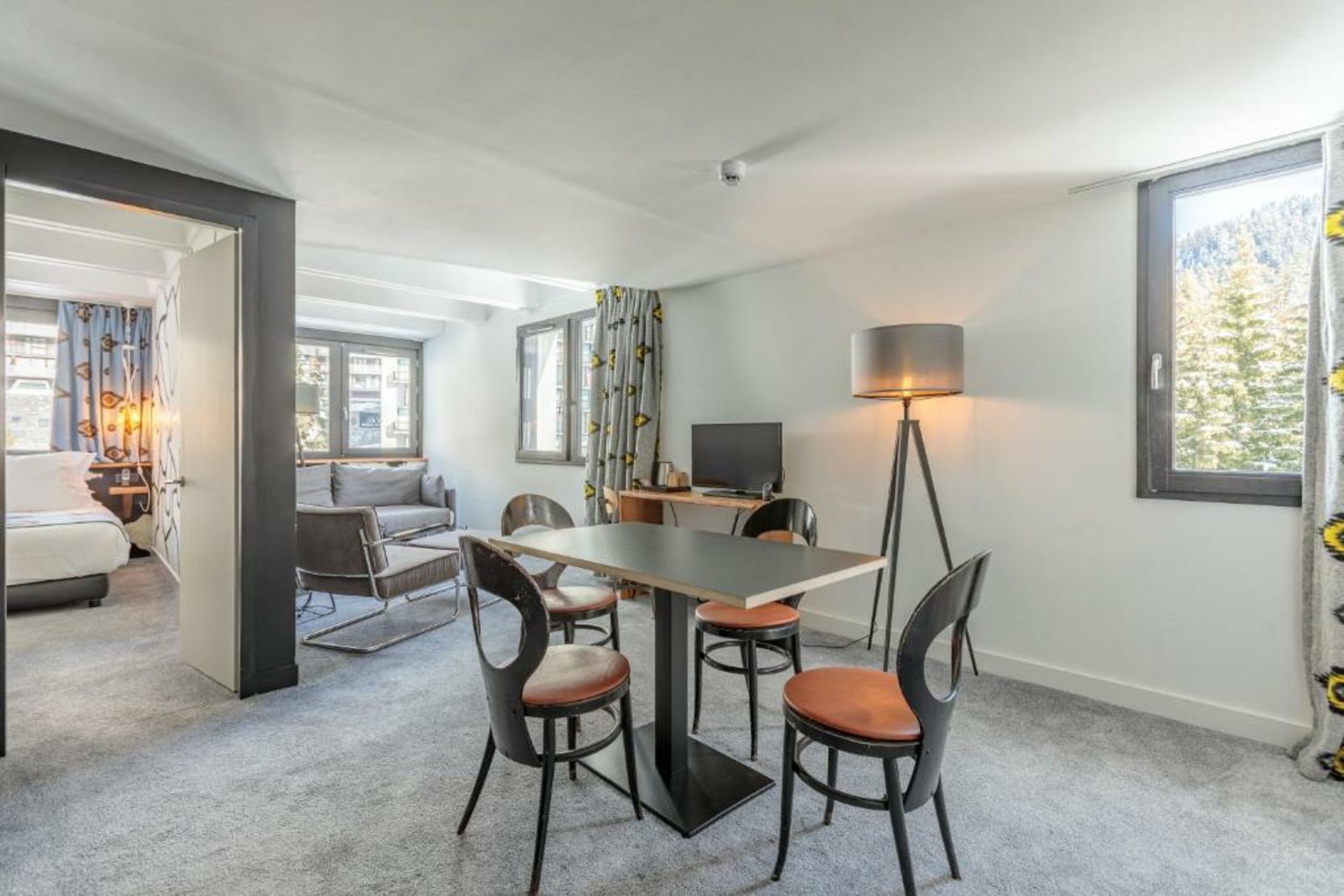 Totem, Friendly Hotel