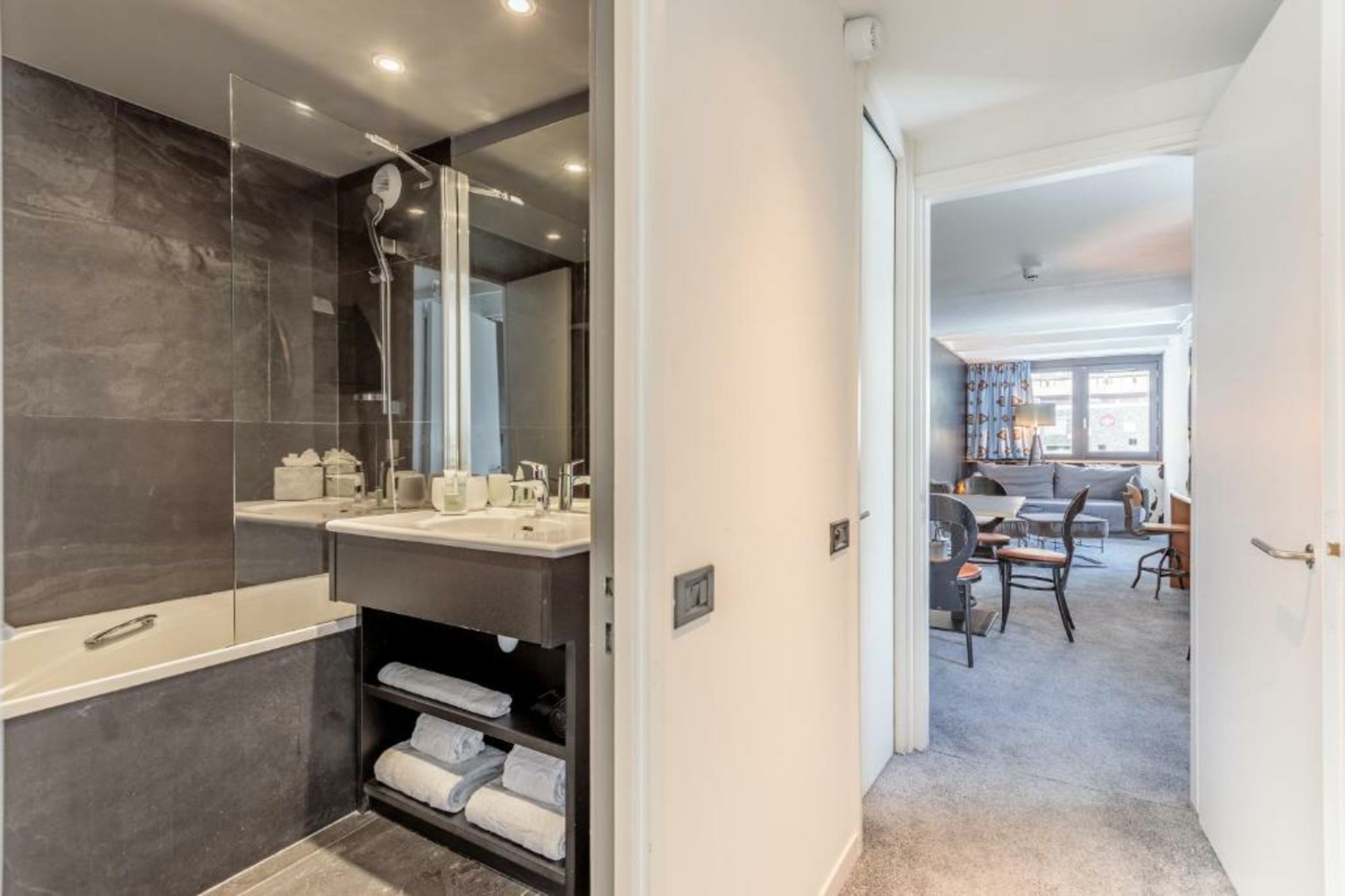 Totem, Friendly Hotel