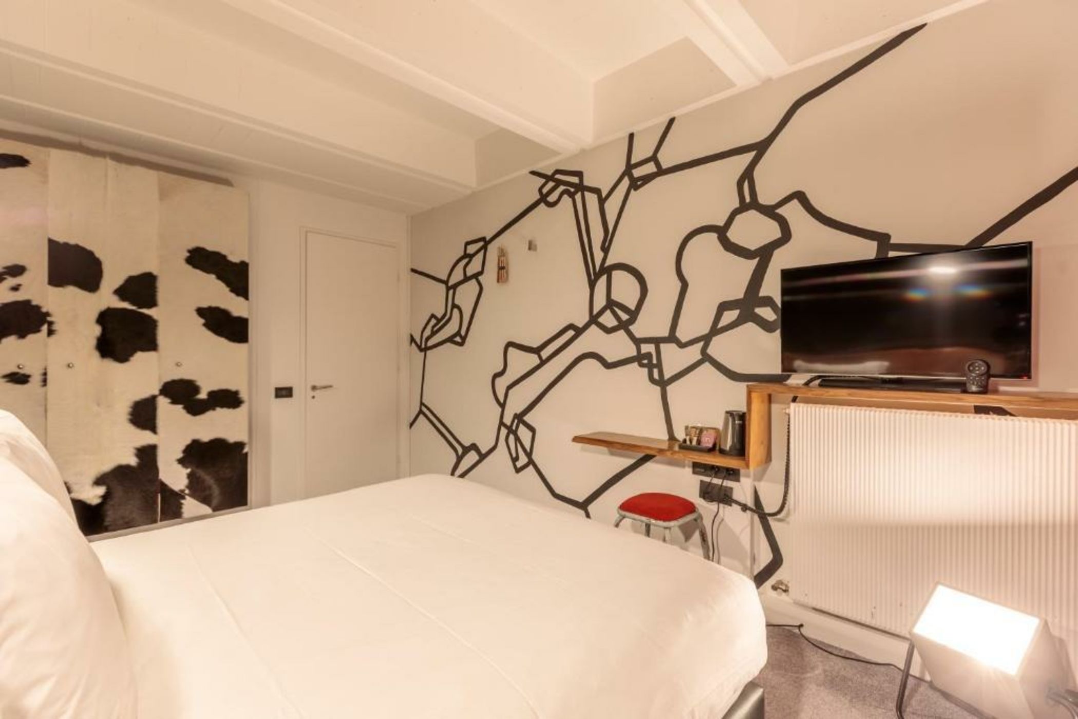 Totem, Friendly Hotel