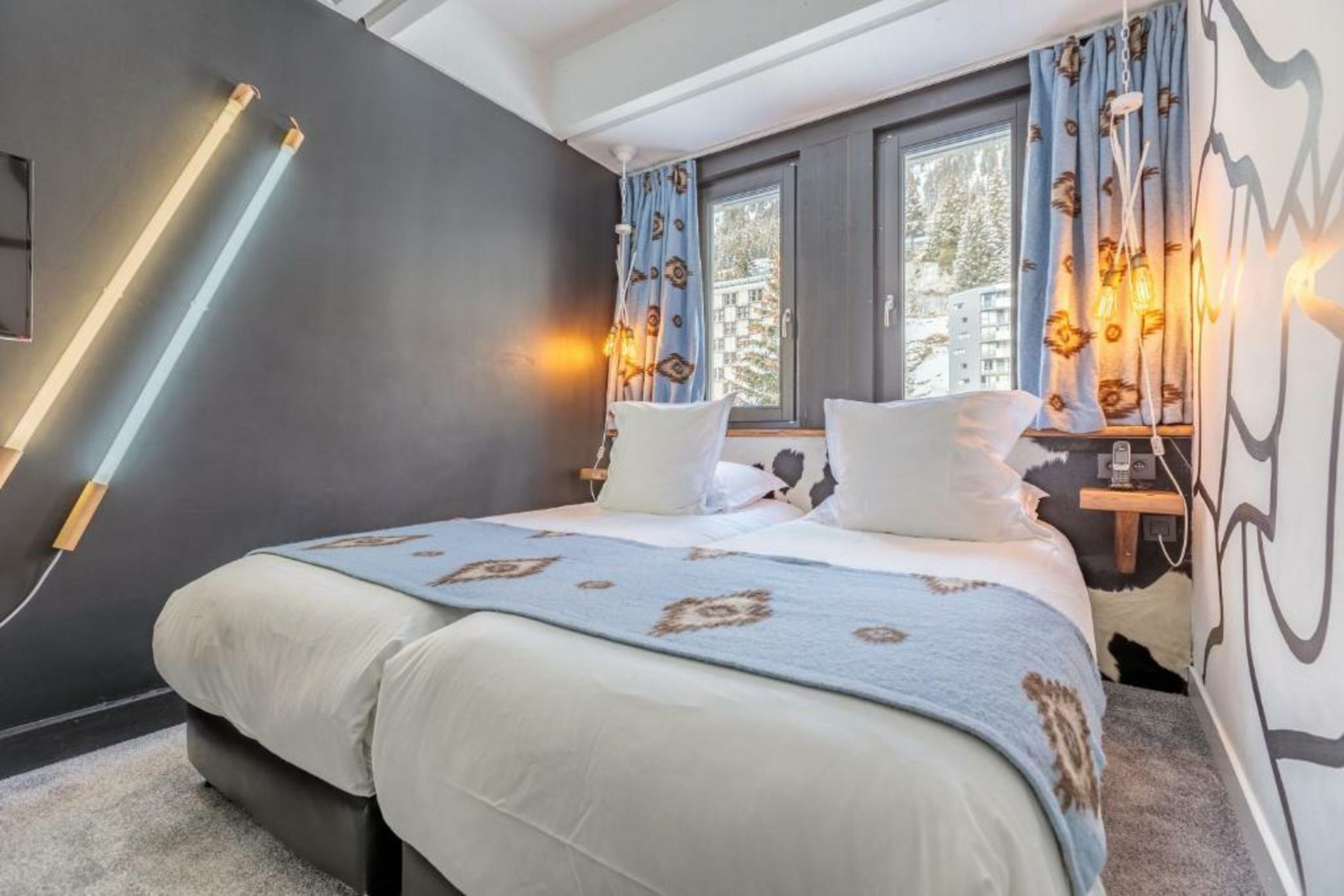 Totem, Friendly Hotel