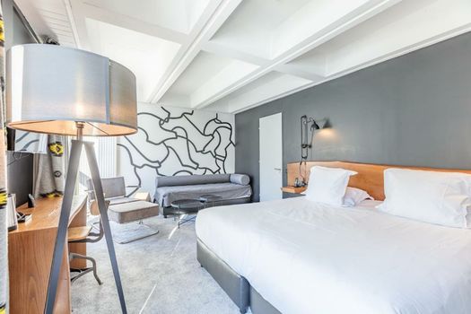 Totem, Friendly Hotel