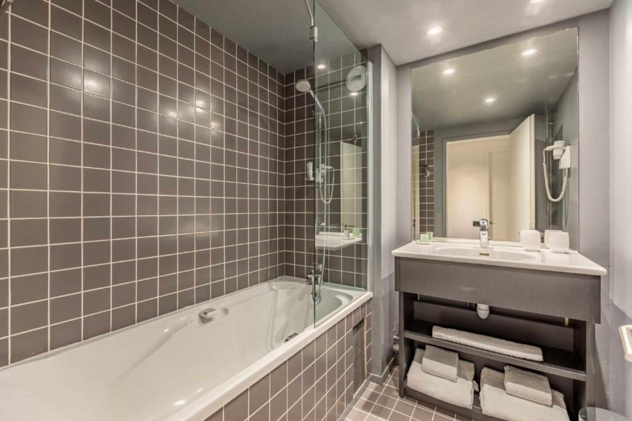 Totem, Friendly Hotel