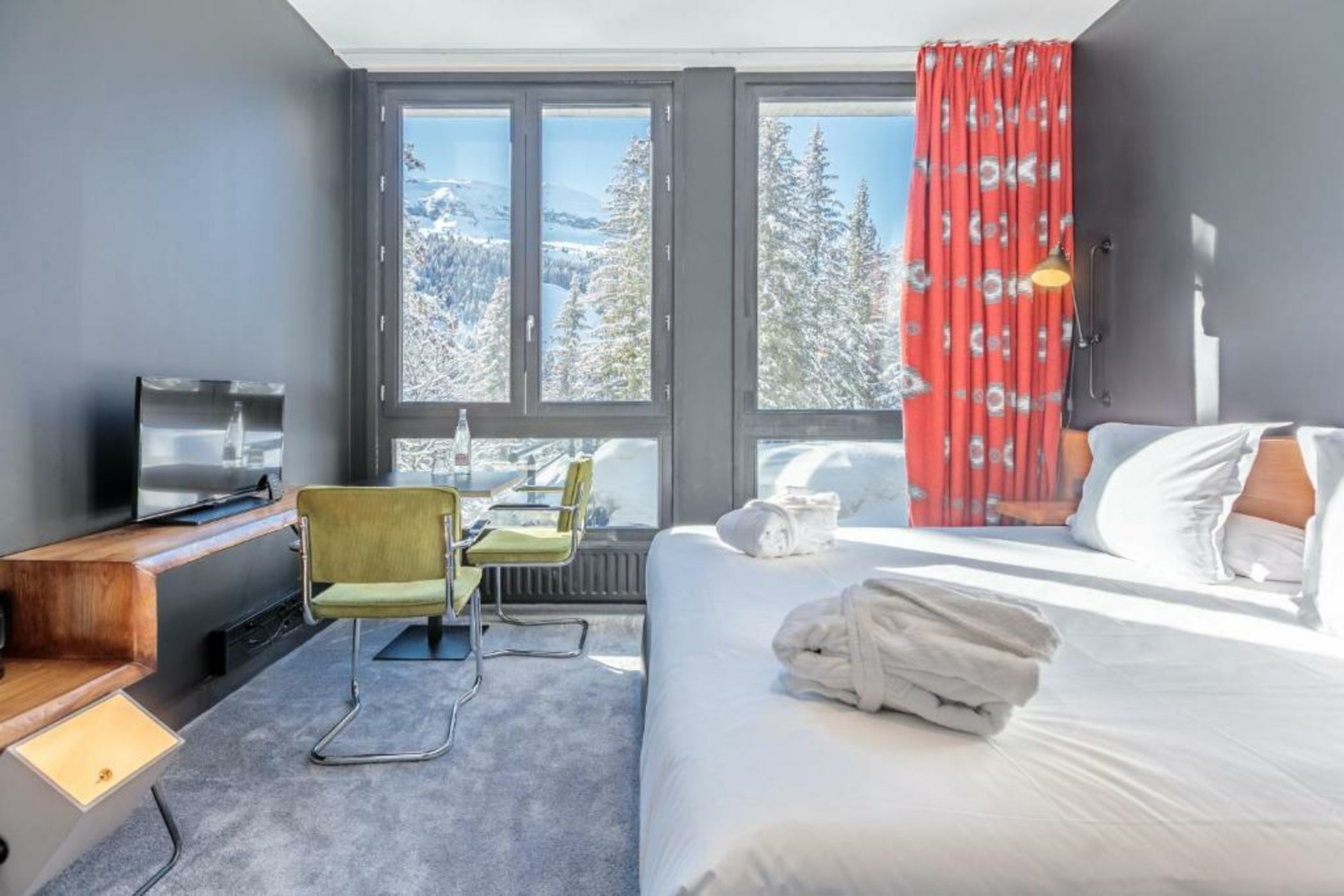 Totem, Friendly Hotel