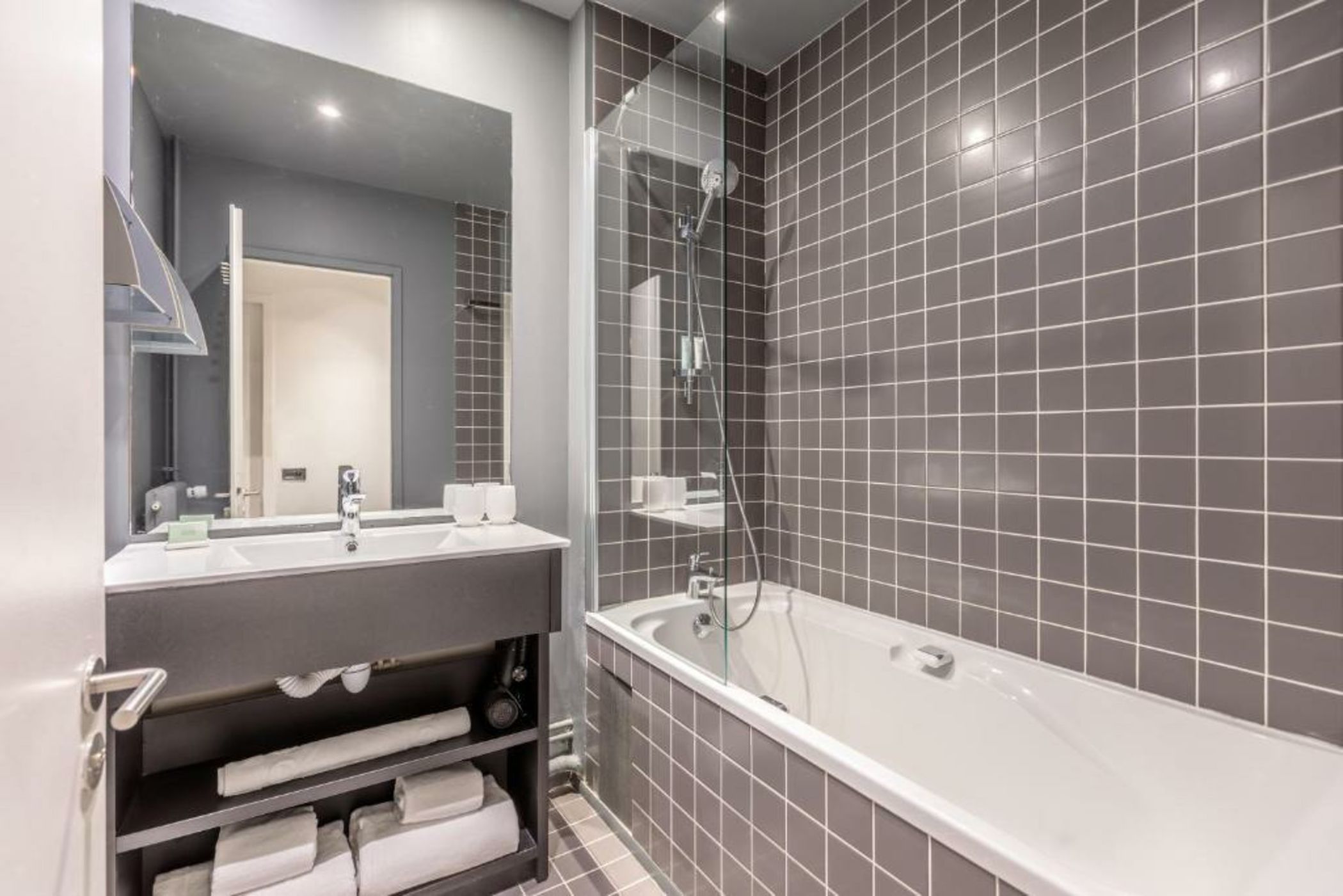 Totem, Friendly Hotel