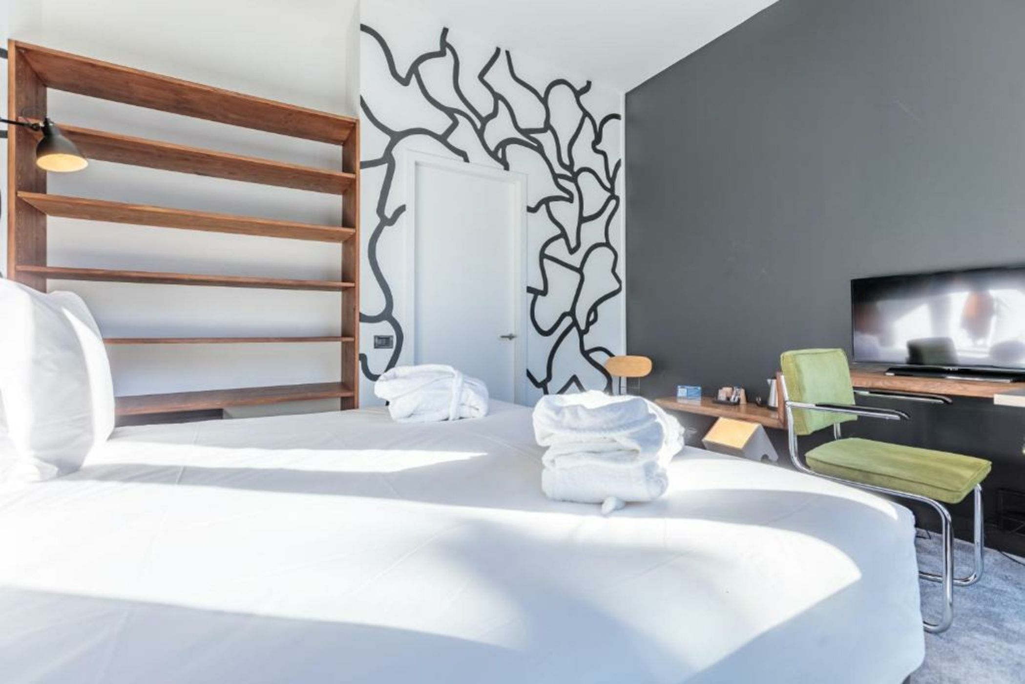 Totem, Friendly Hotel