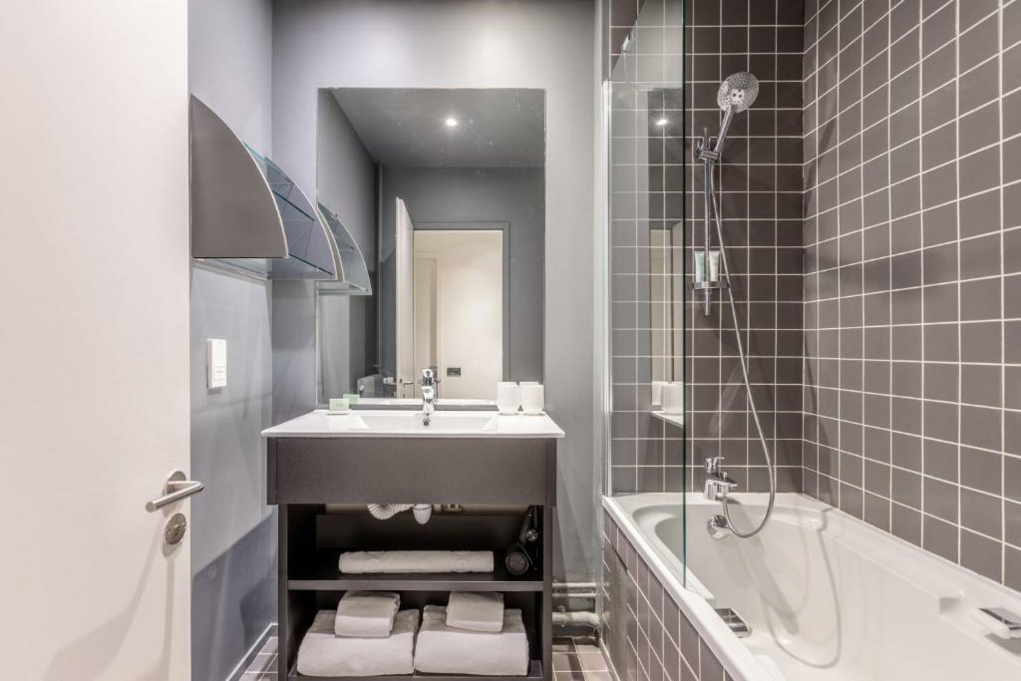 Totem, Friendly Hotel