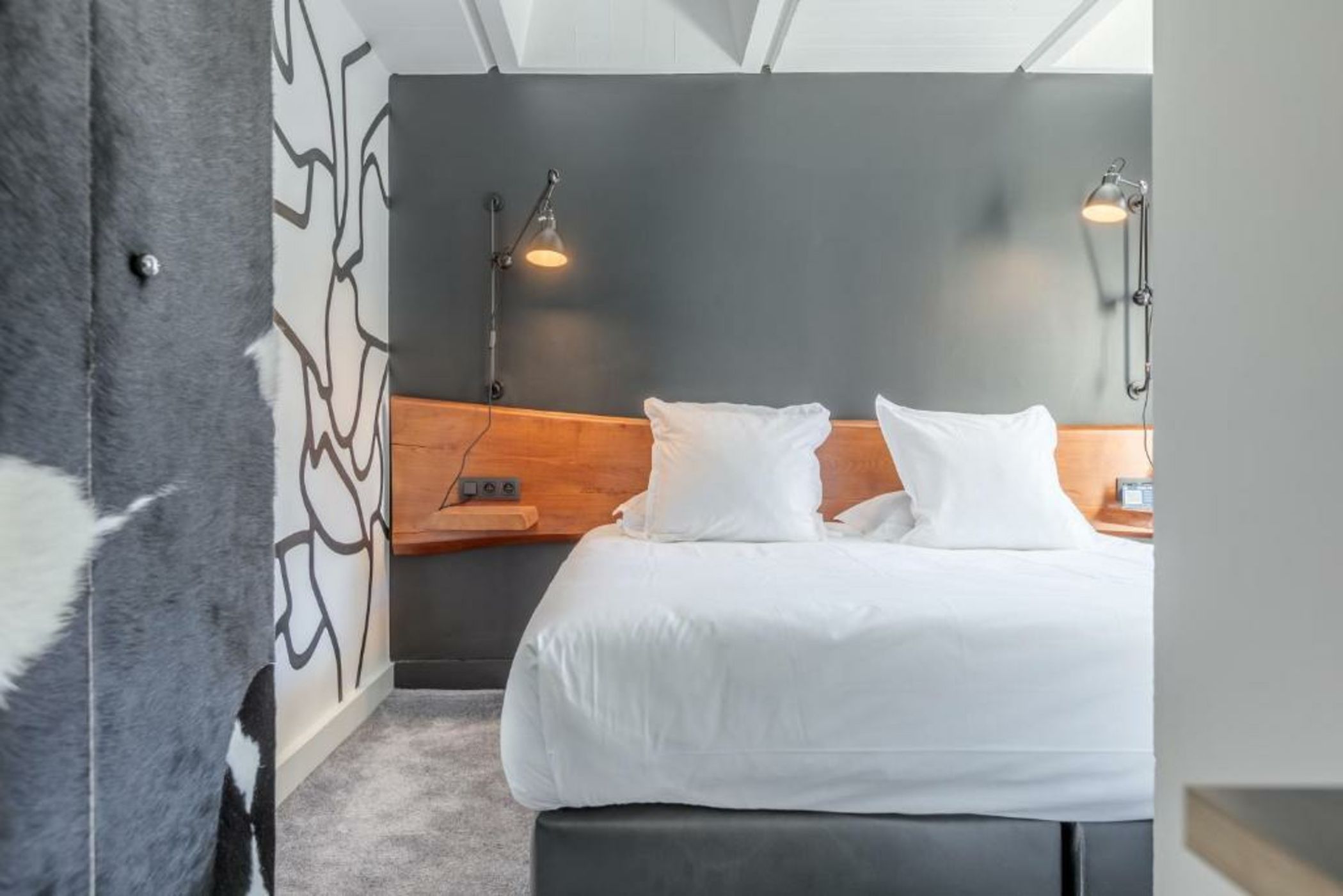 Totem, Friendly Hotel