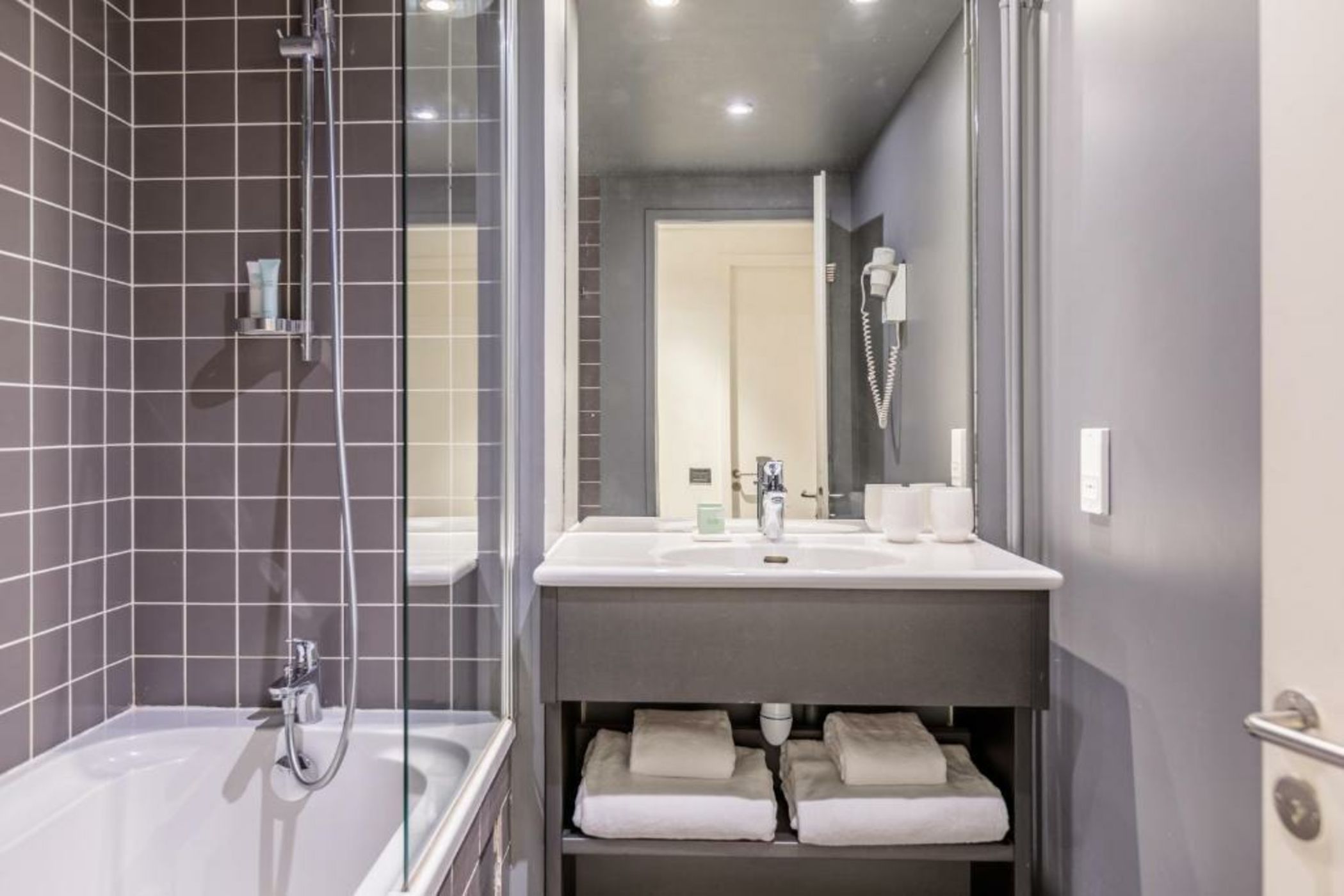 Totem, Friendly Hotel