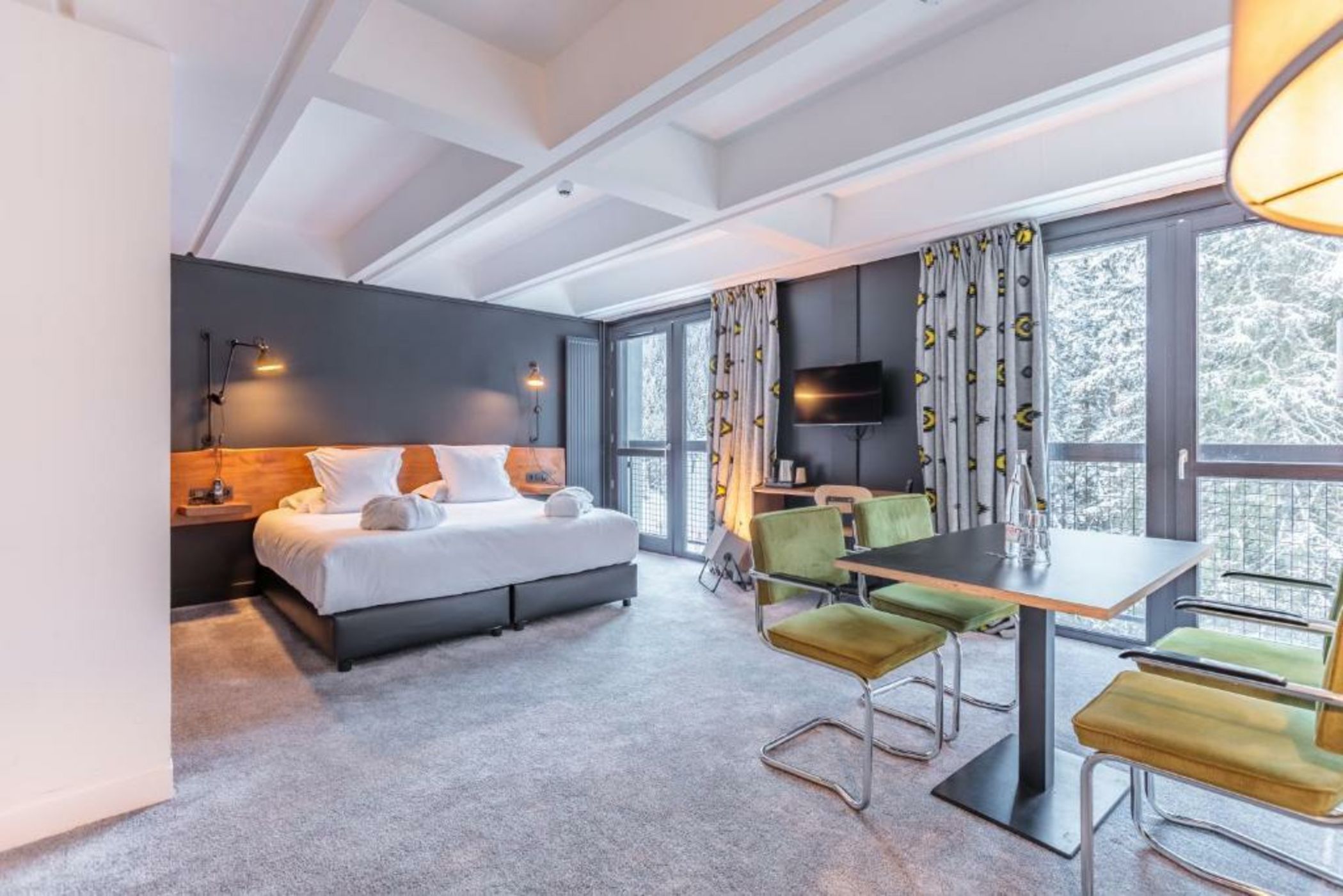 Totem, Friendly Hotel