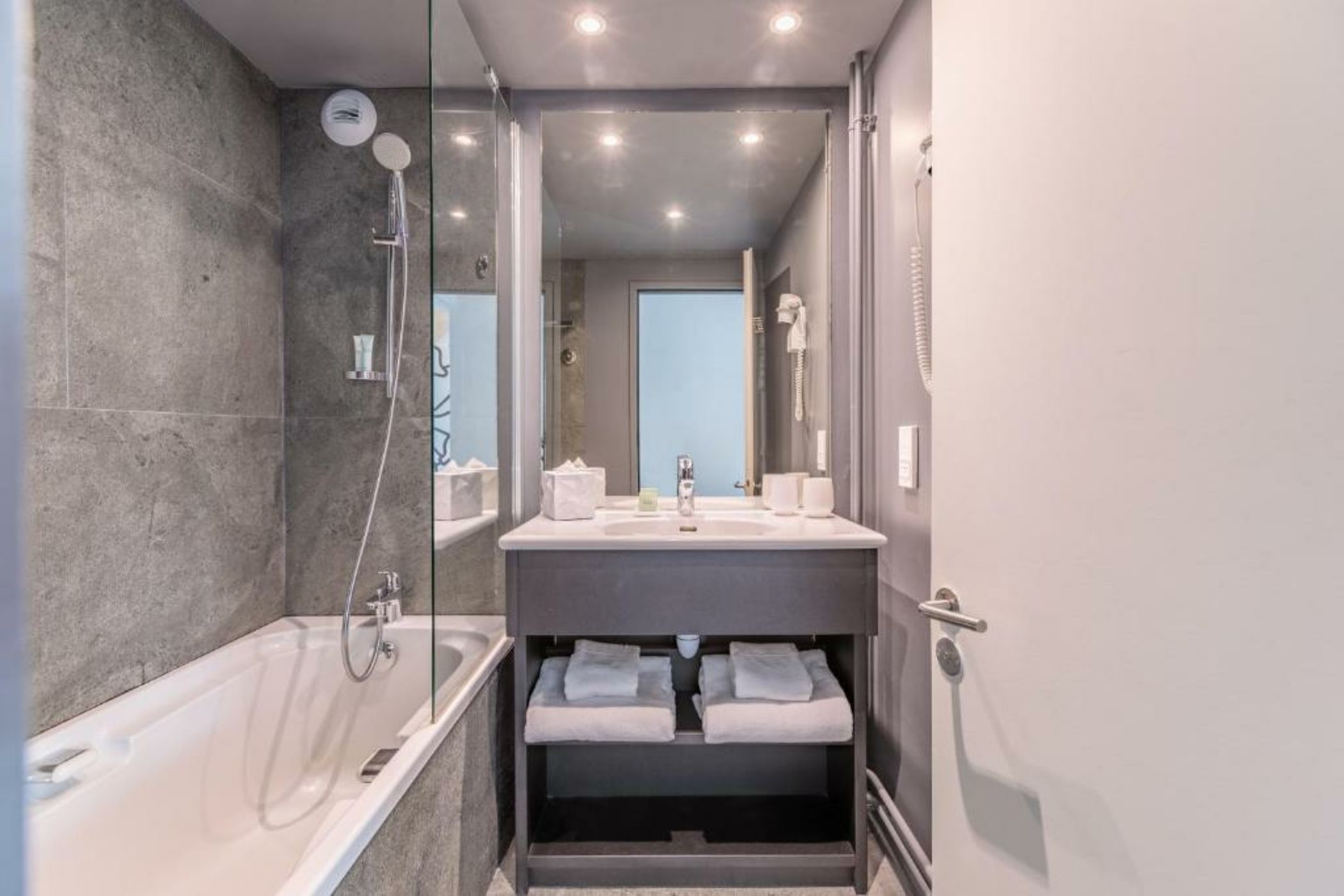 Totem, Friendly Hotel