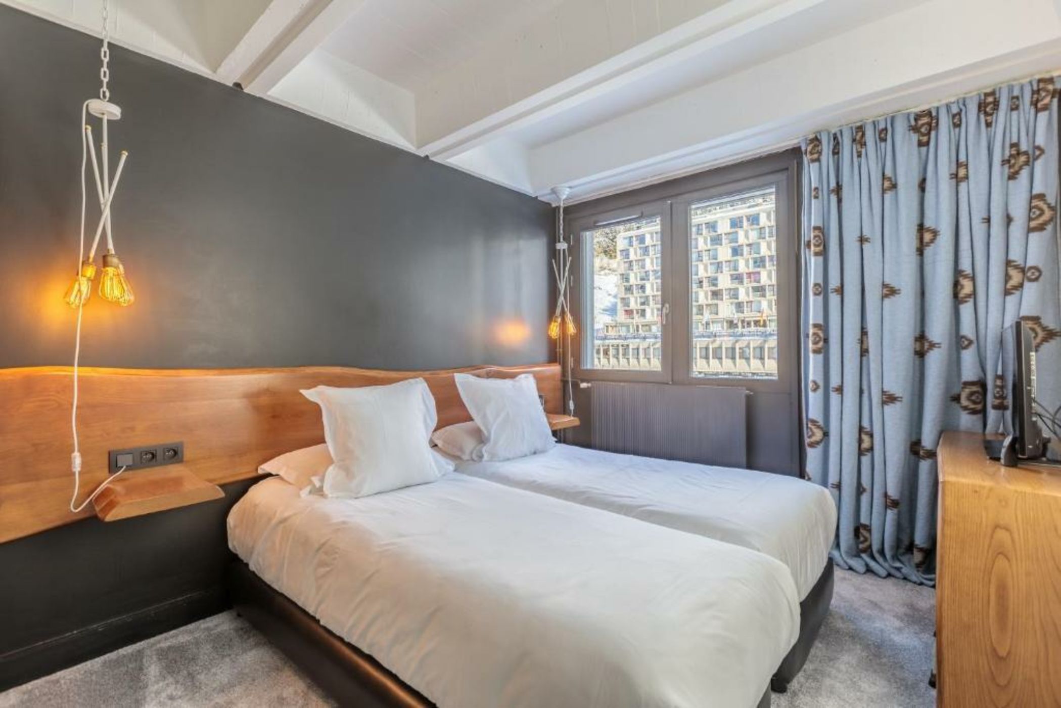 Totem, Friendly Hotel