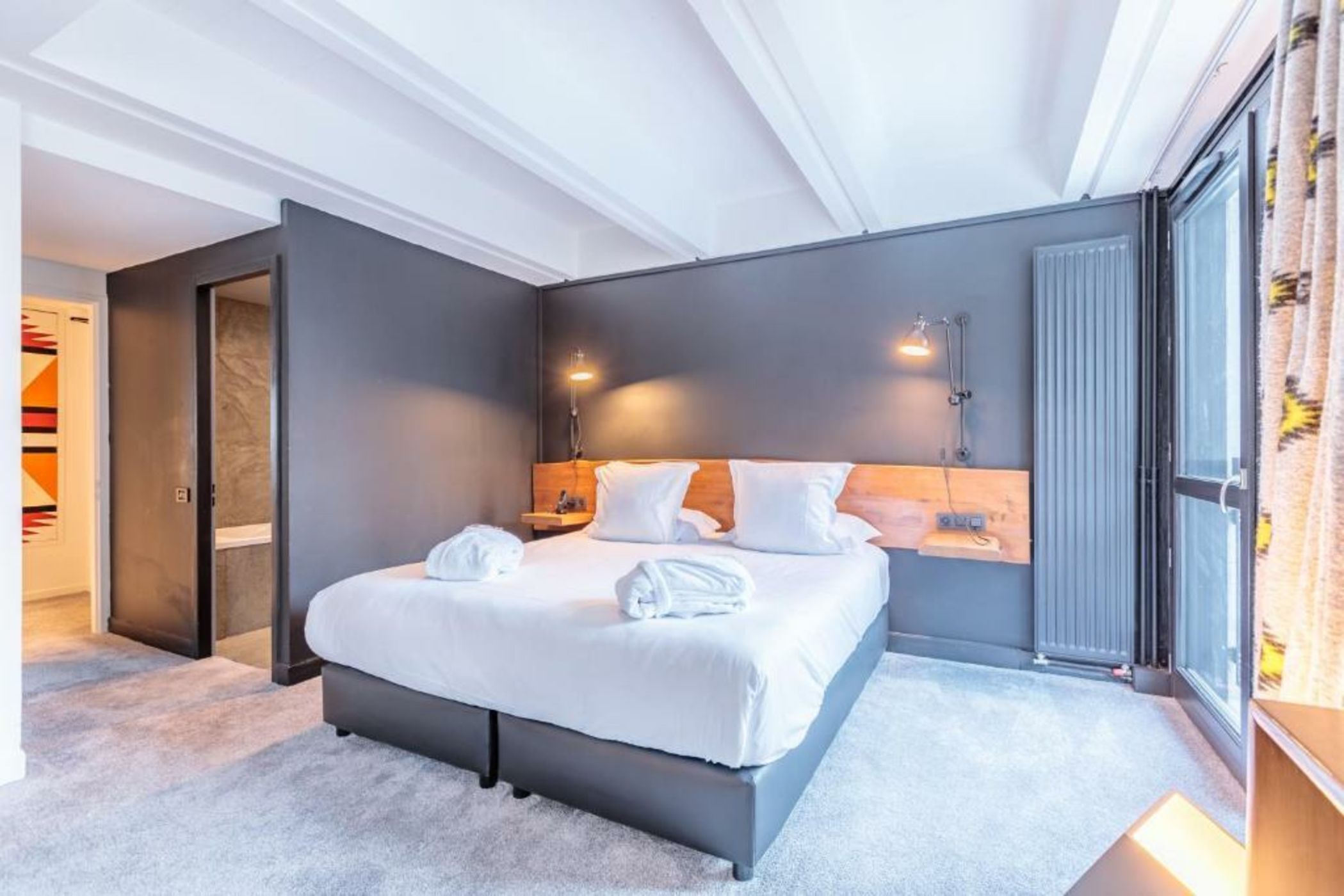 Totem, Friendly Hotel