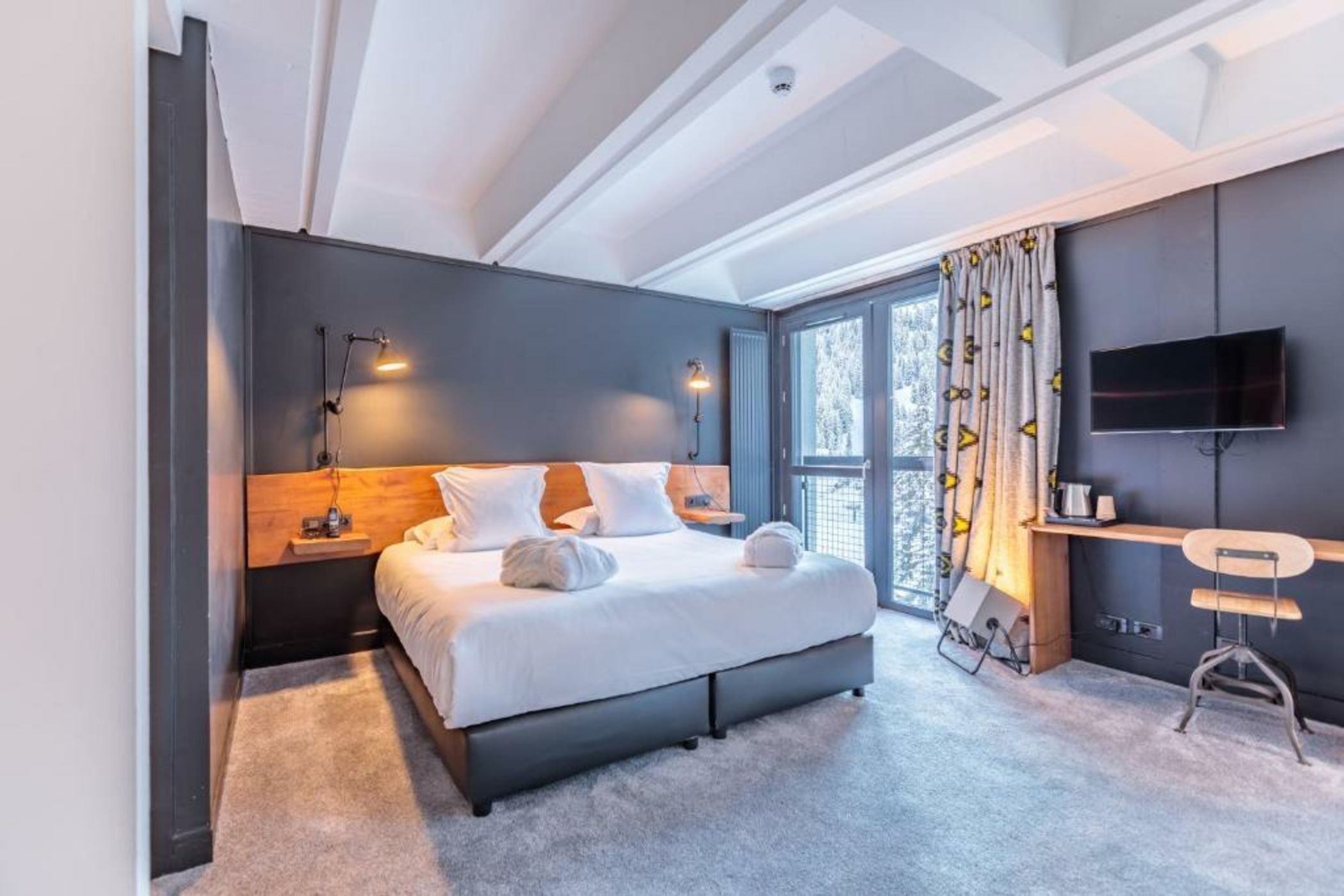 Totem, Friendly Hotel