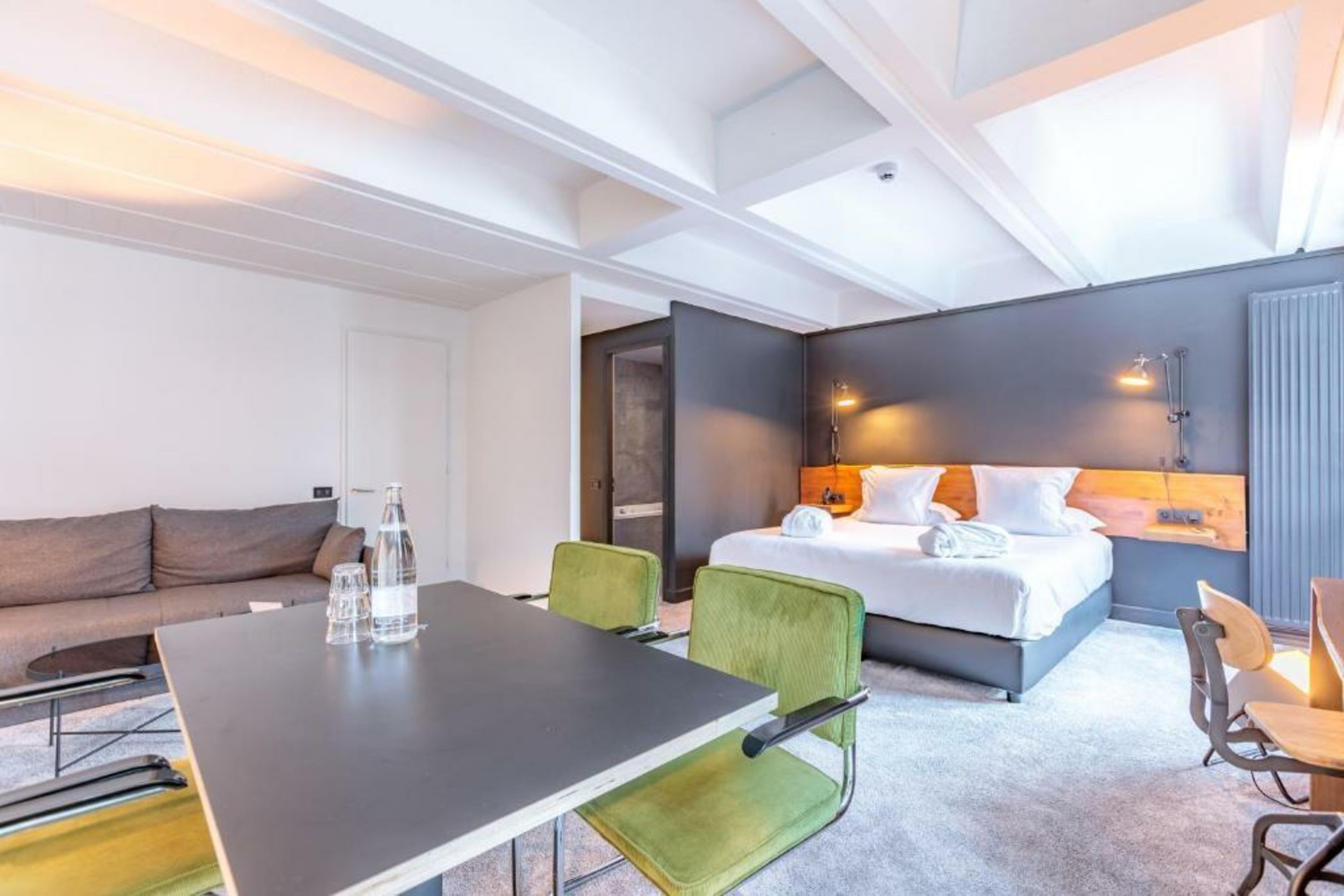 Totem, Friendly Hotel