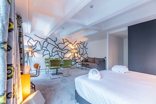 Totem, Friendly Hotel
