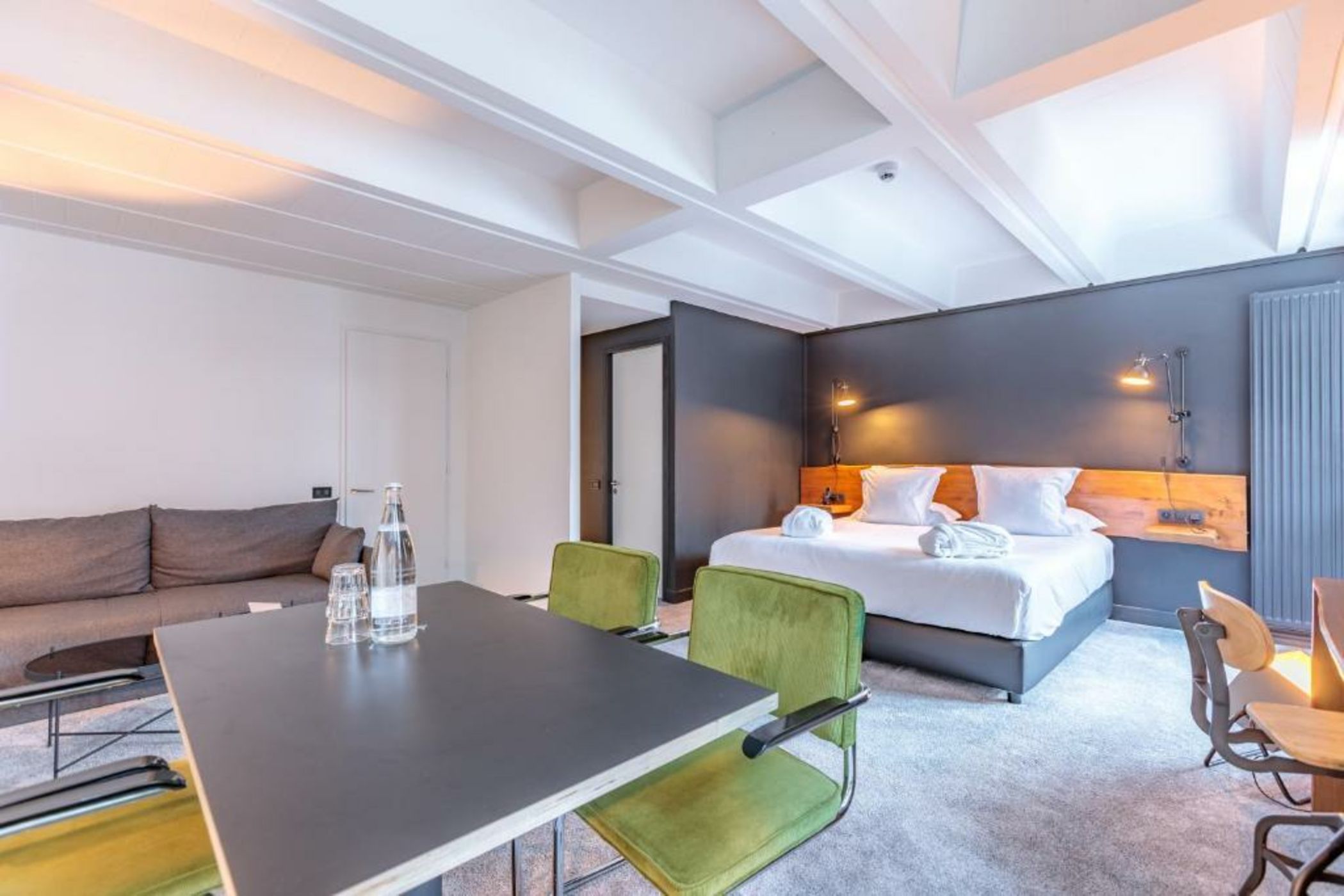 Totem, Friendly Hotel